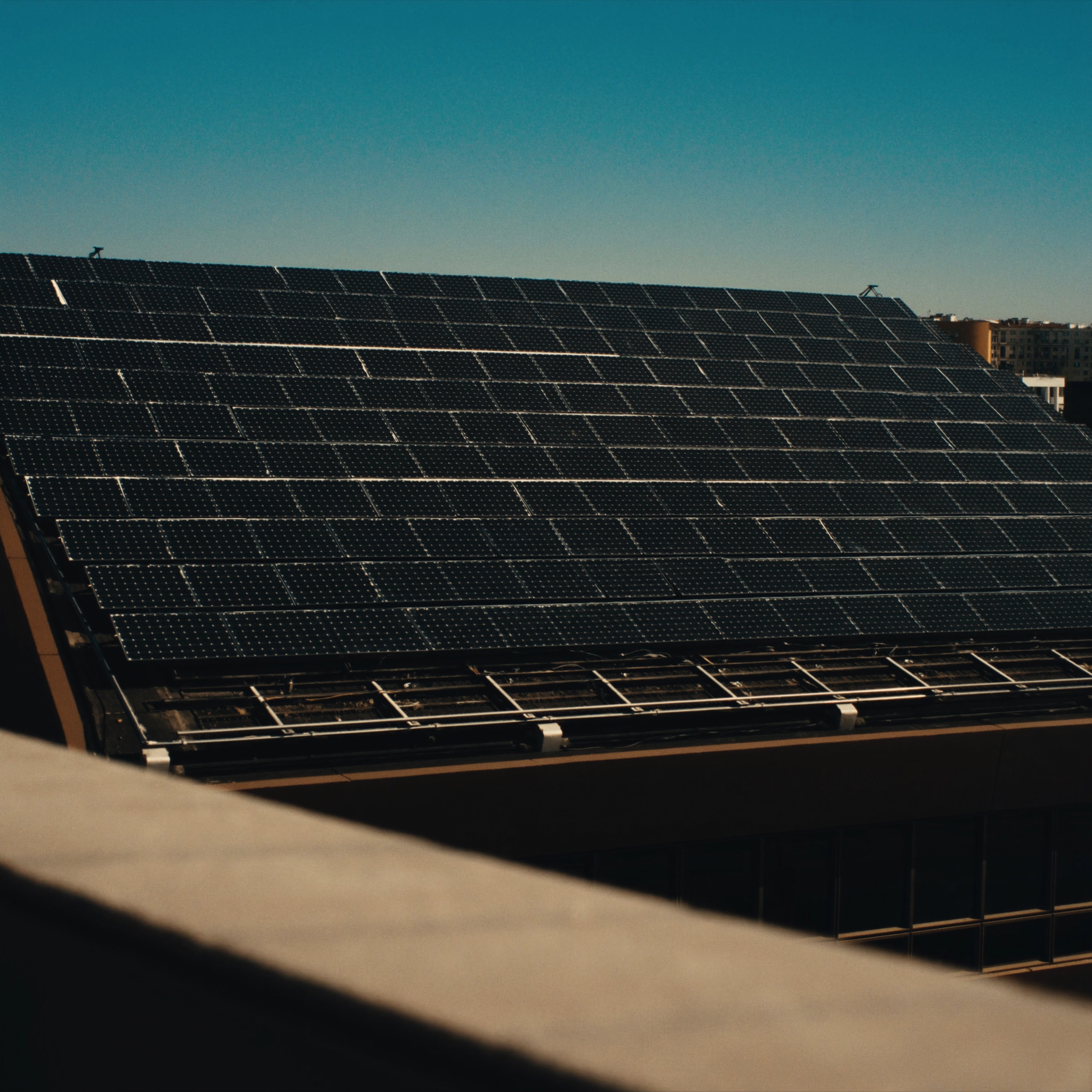 Ticari bina çatısında güneş enerjisi santrali