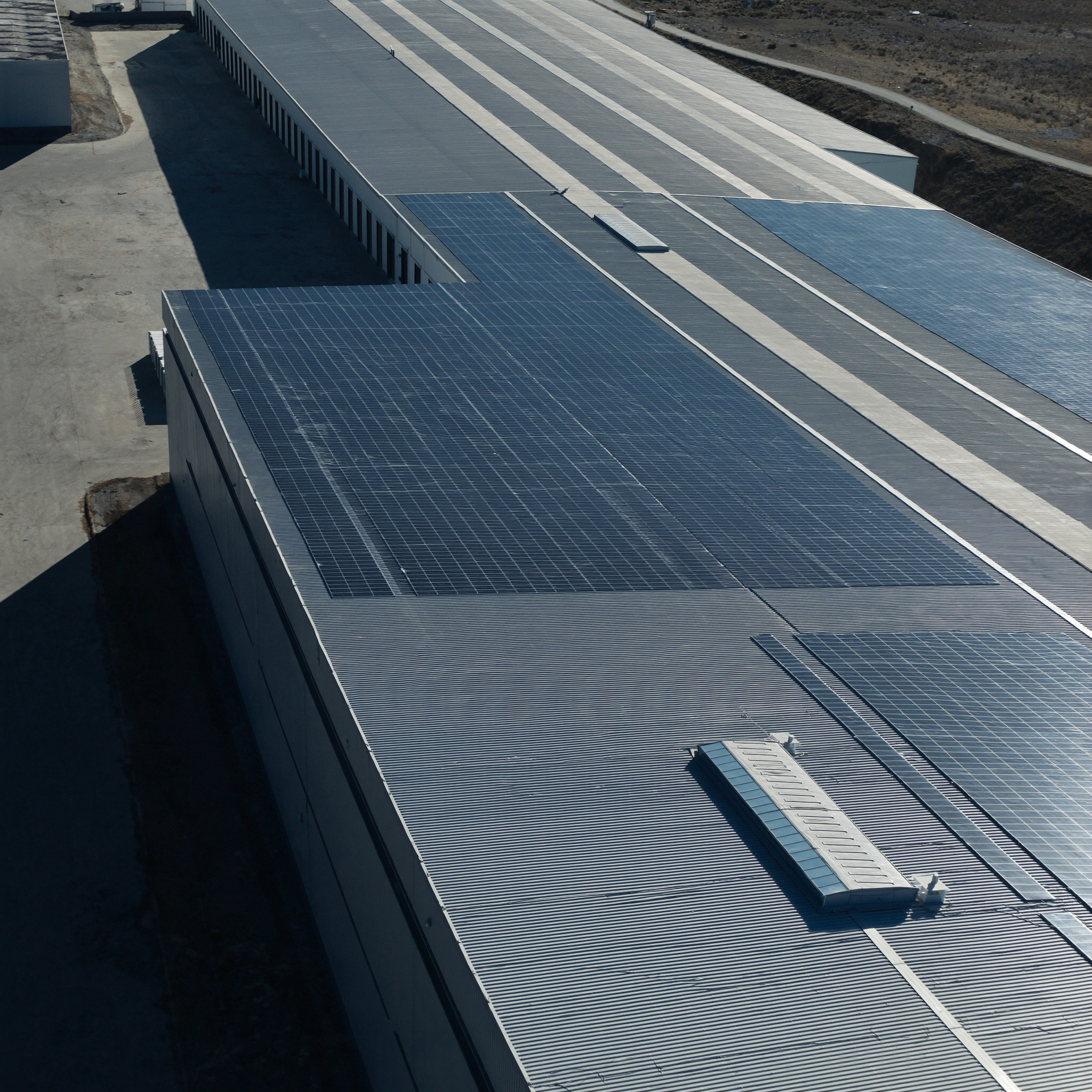 Ticari depo çatısında güneş enerjisi santrali