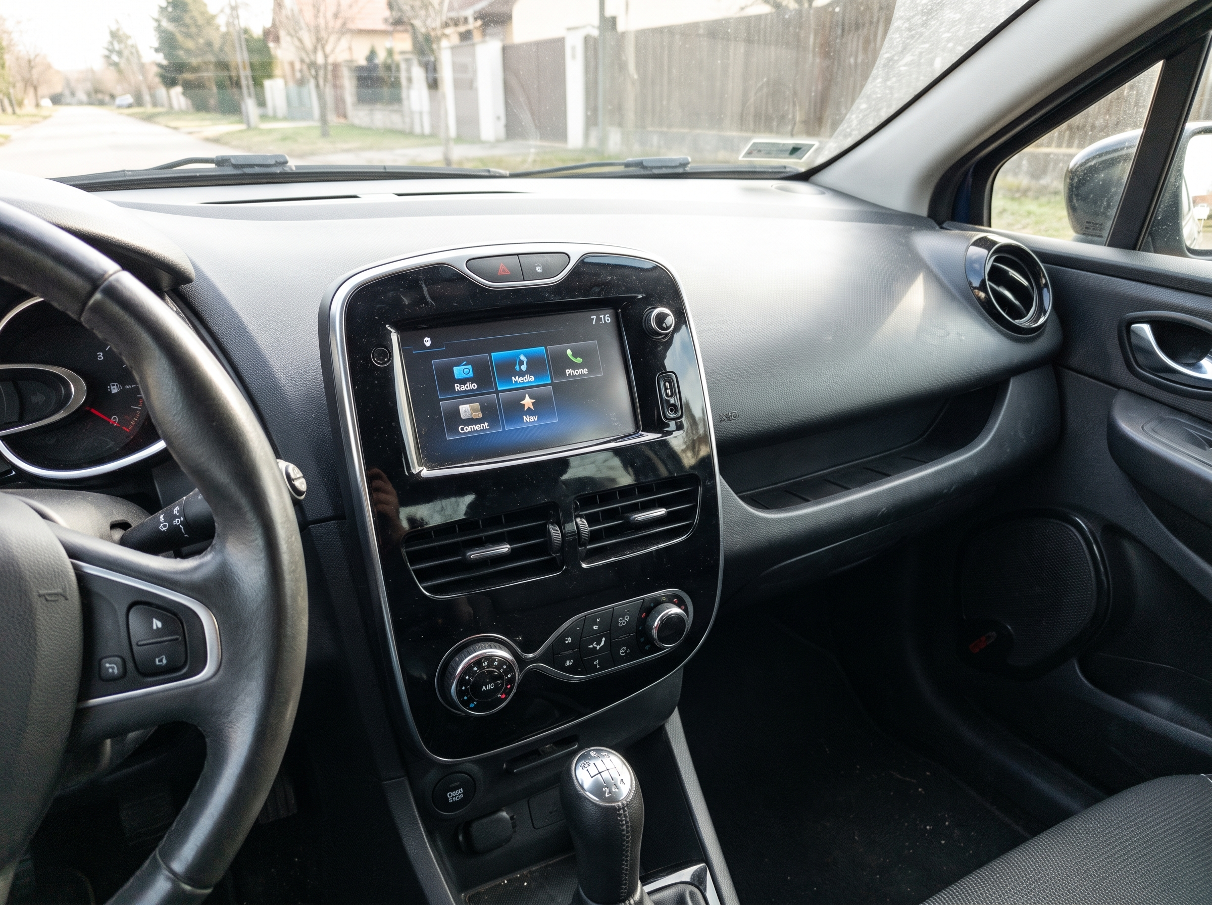 Autoradio d'origine avant l'installation de CarPlay
