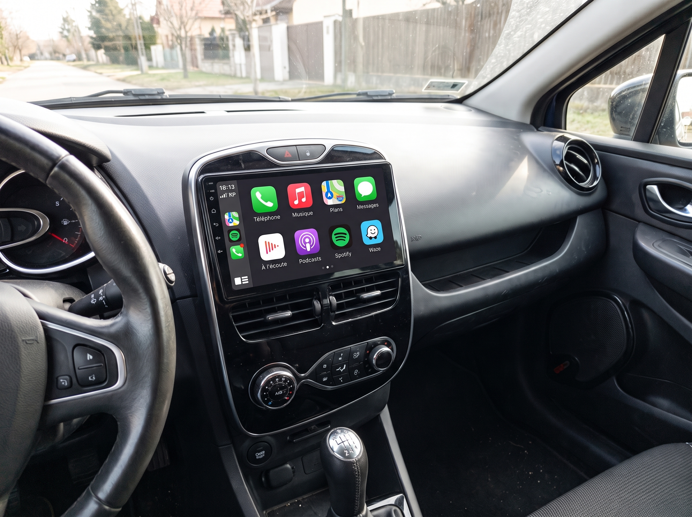 Écran CarPlay intégré au tableau de bord après installation