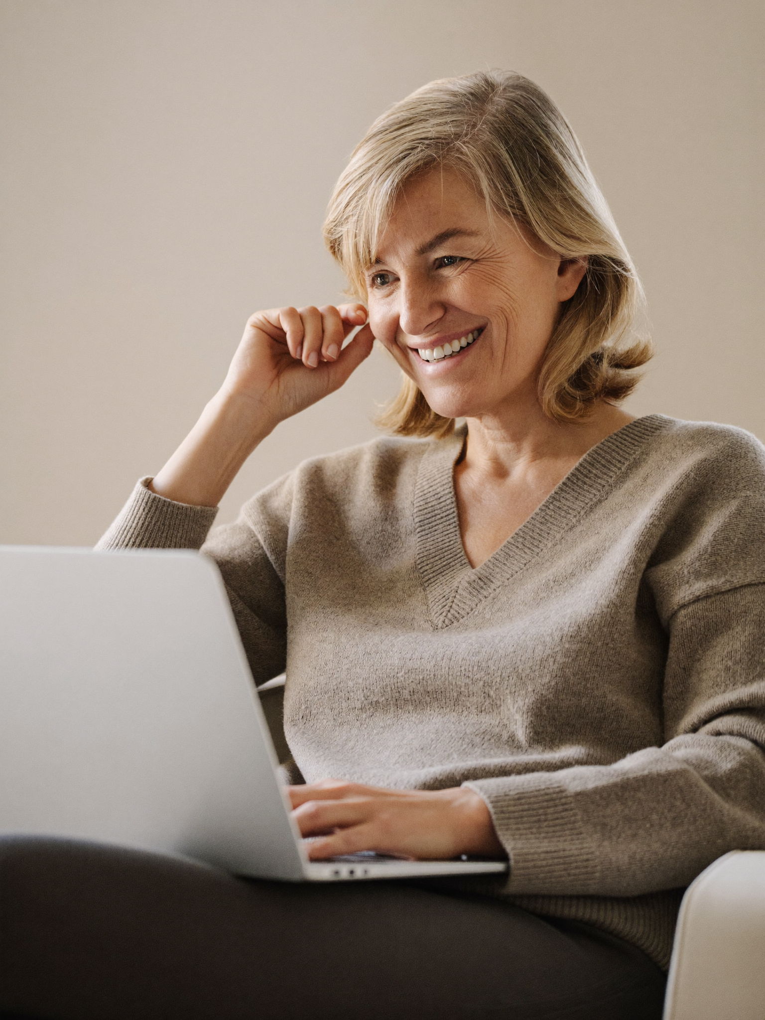 A Dr. Johnny's foot-health expert on a friendly video call helping a customer choose the right compression socks.