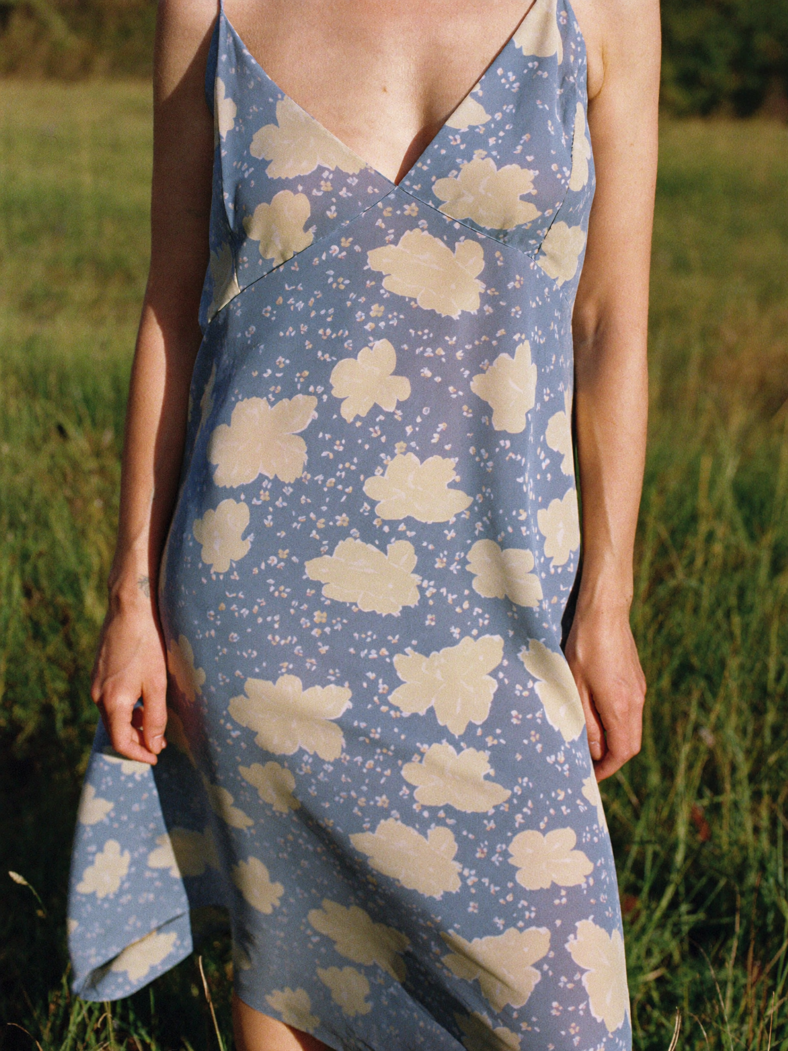 Kleid mit Blumenprint im Sommerlicht