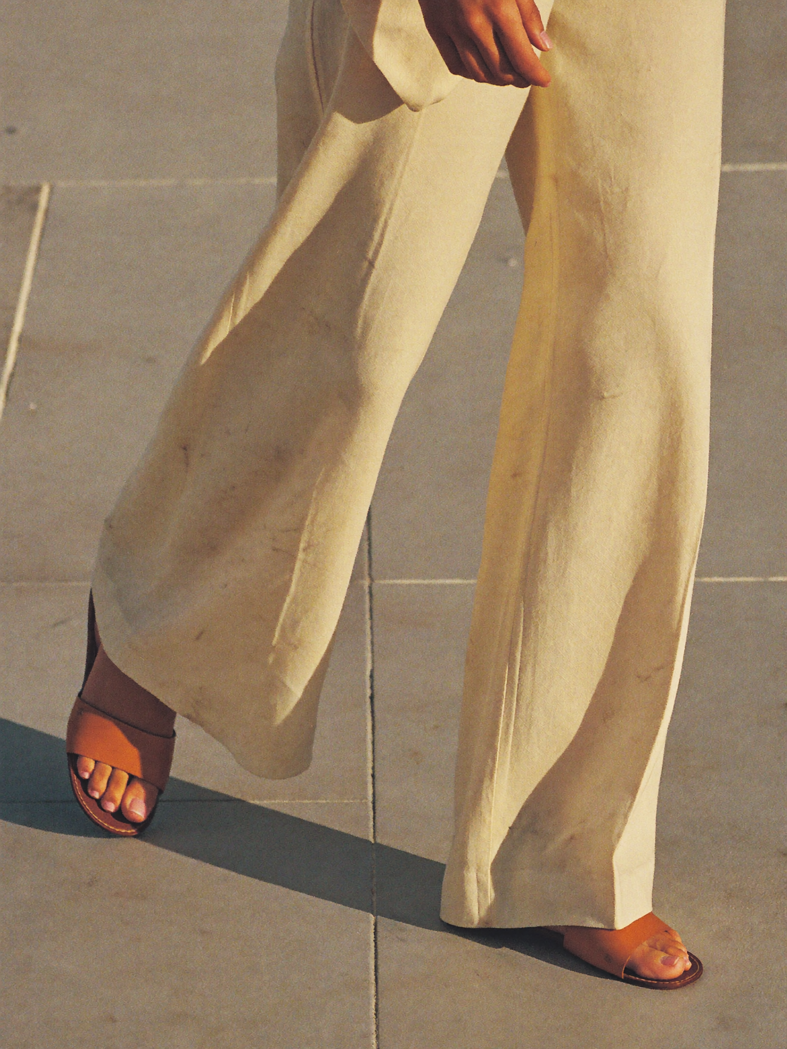 Weite Leinenhose mit Sandalen