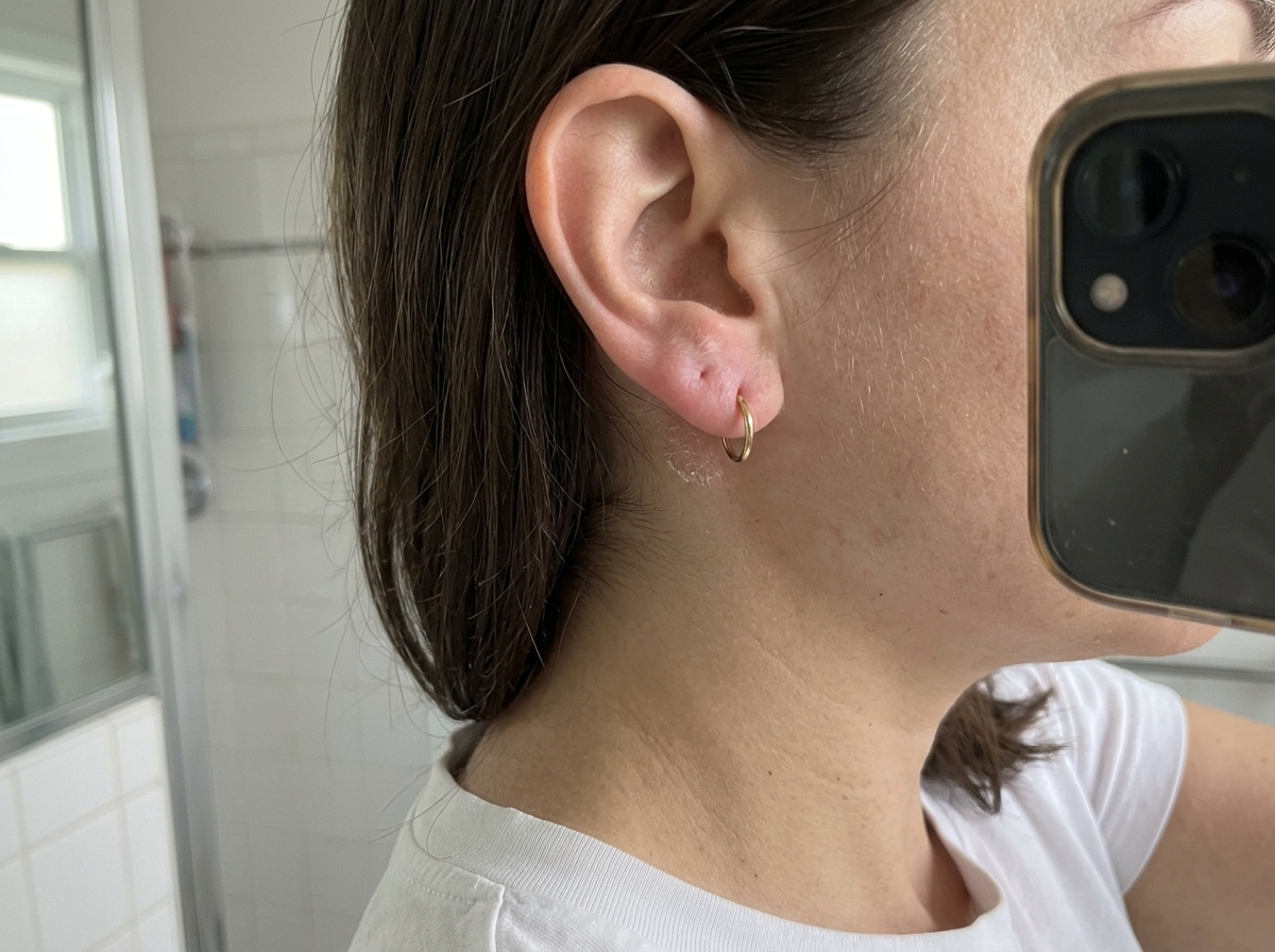 Lóbulo de la oreja ligeramente enrojecido