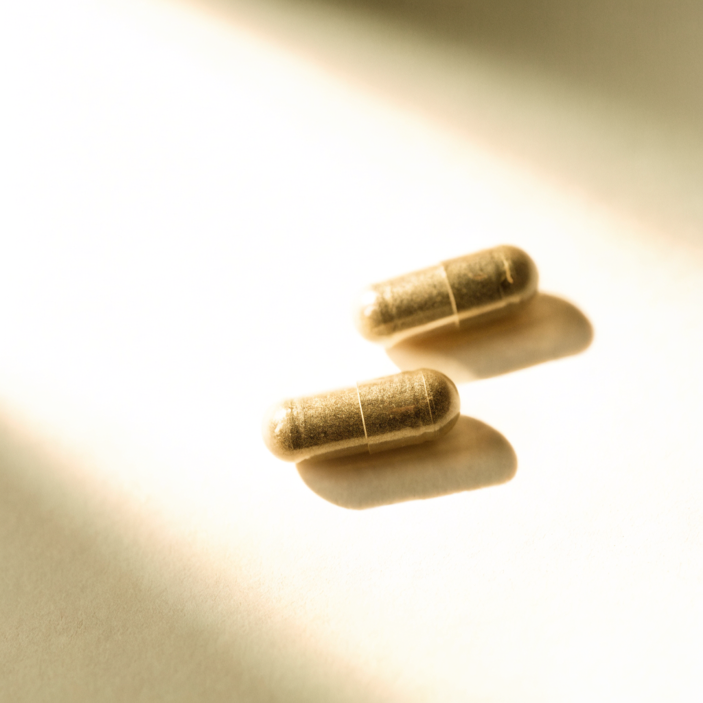 Gold-tinted vegetable capsules