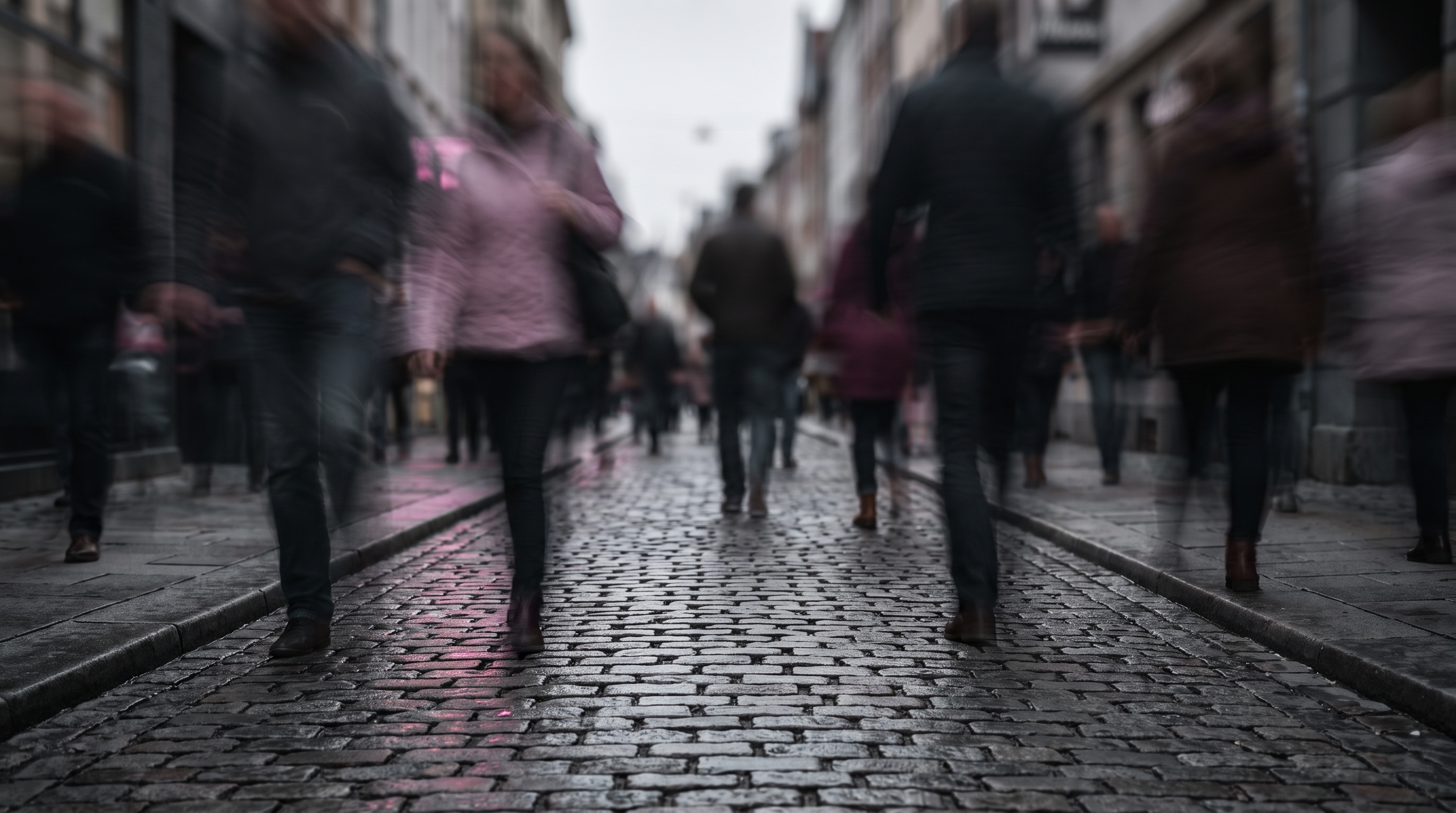 Straßenpoesie kämpft gegen Bewegung: eine Fußgängerzone, in der alle Passanten zu Bewegungsstreifen verwischen