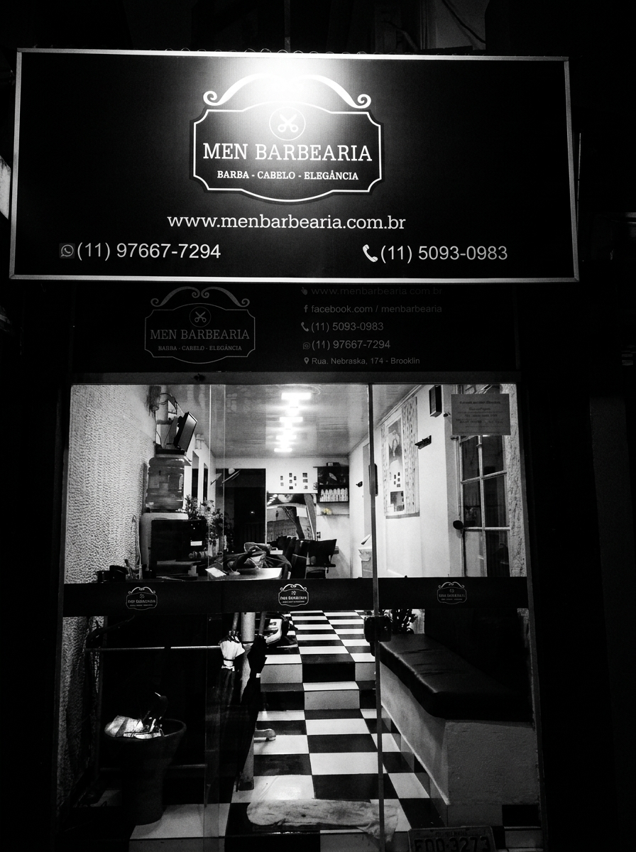 Interior da Men Barbearia: cadeiras clássicas, espelhos e tijolo aparente