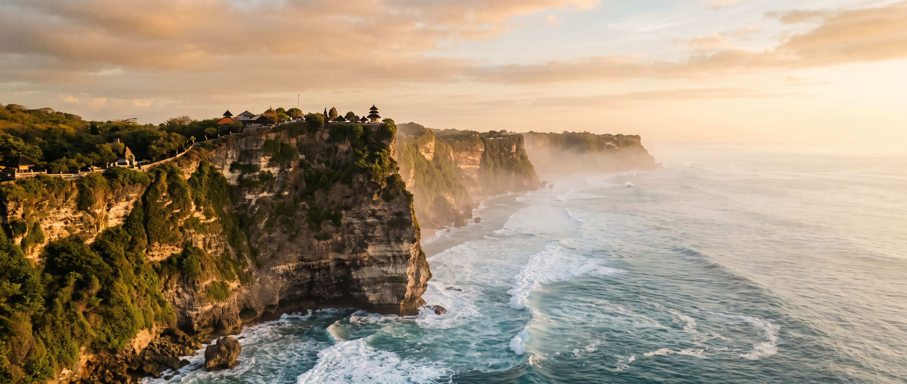 Útesy Uluwatu pri východe slnka, Bali