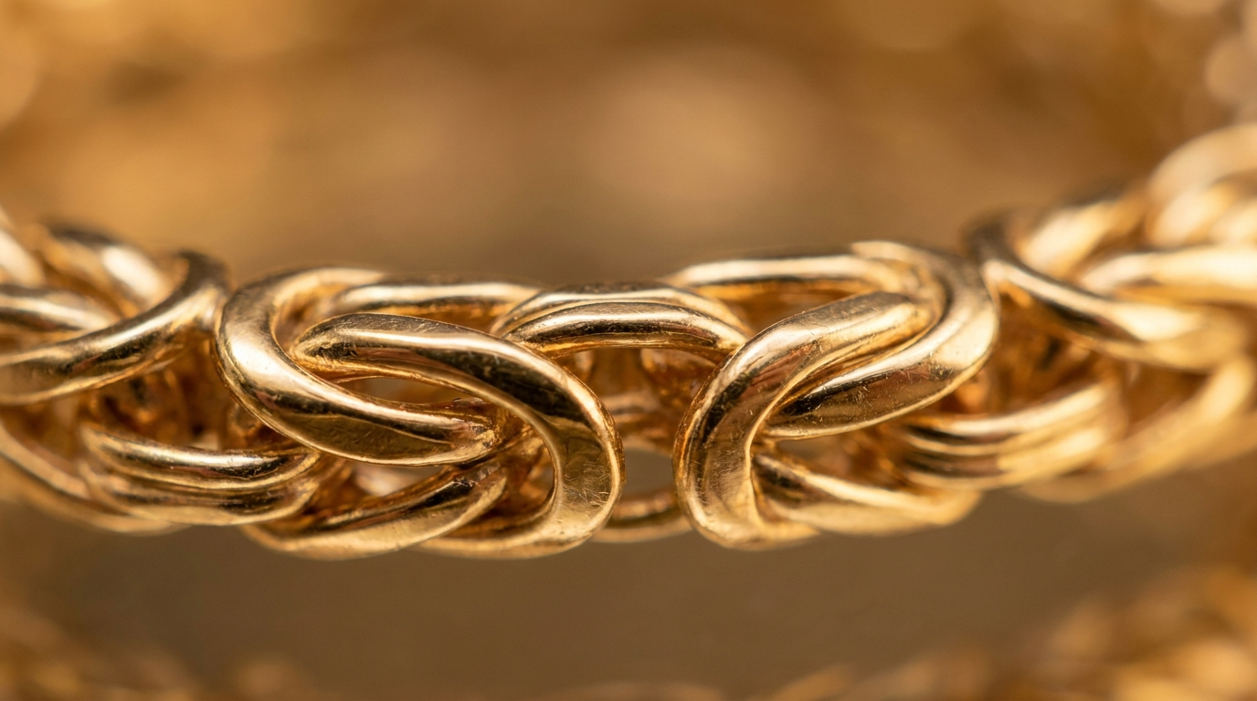 Nahaufnahme der Oberfläche einer feinen Goldkette