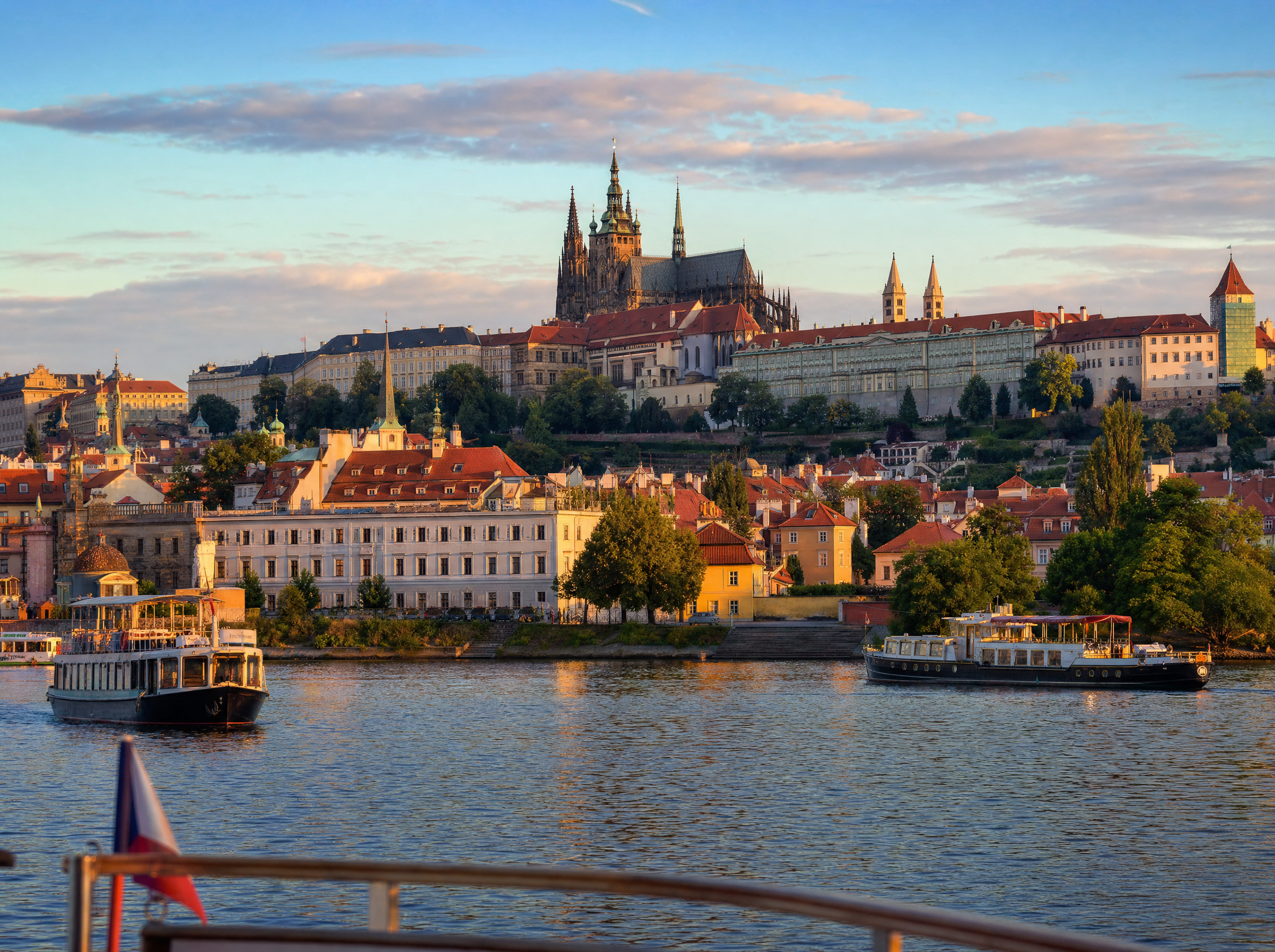 Blick auf die Prager Burg und den Veitsdom von der Moldau aus