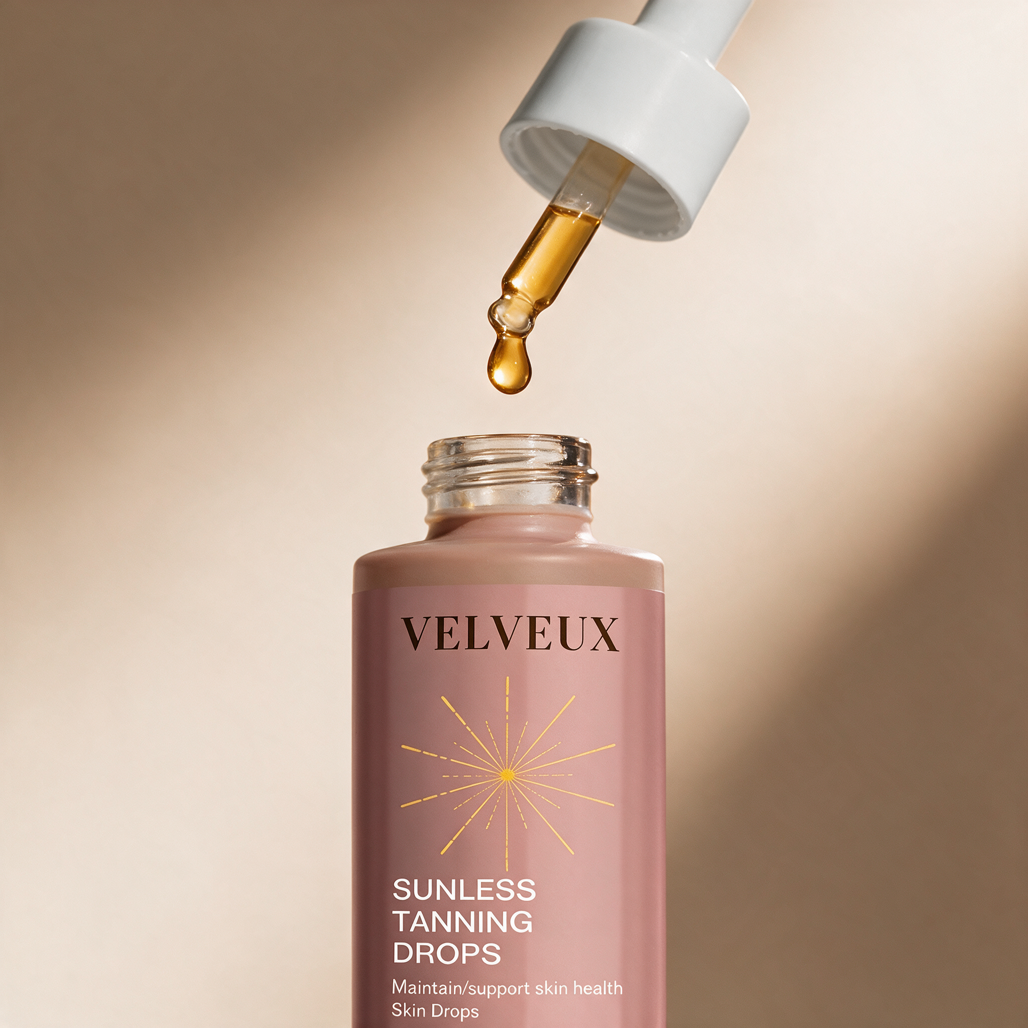 Velveux Tanning Drops 2.0 met een gouden druppel aan de pipet