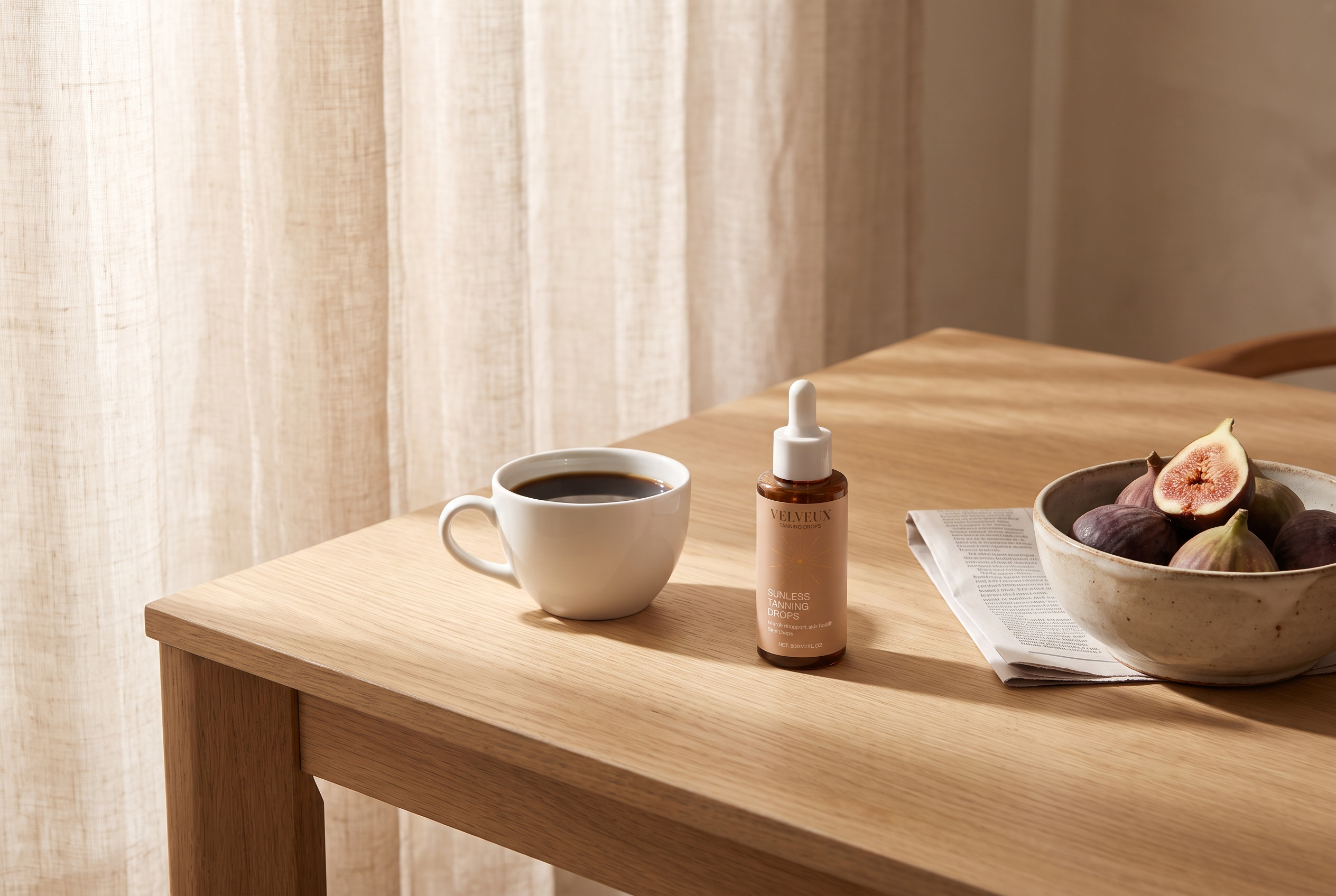 Ochtendtafel met koffie en het flesje Velveux Tanning Drops in zacht daglicht