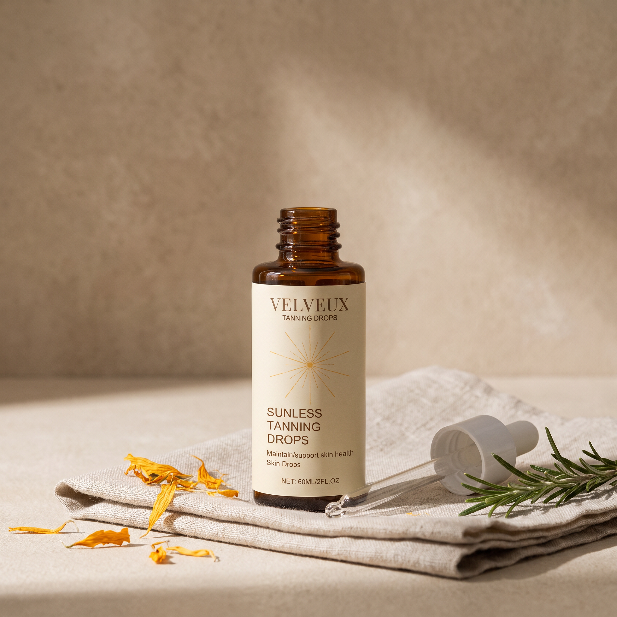 Close-up van het flesje Velveux Tanning Drops met glazen pipet op linnen