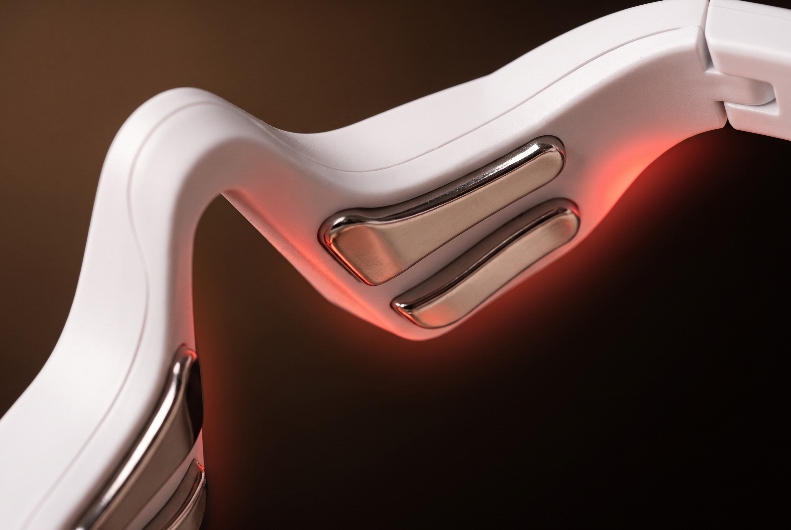 Macro-opname van de geleidende contactpunten aan de binnenzijde van de Velveux Oog Massager