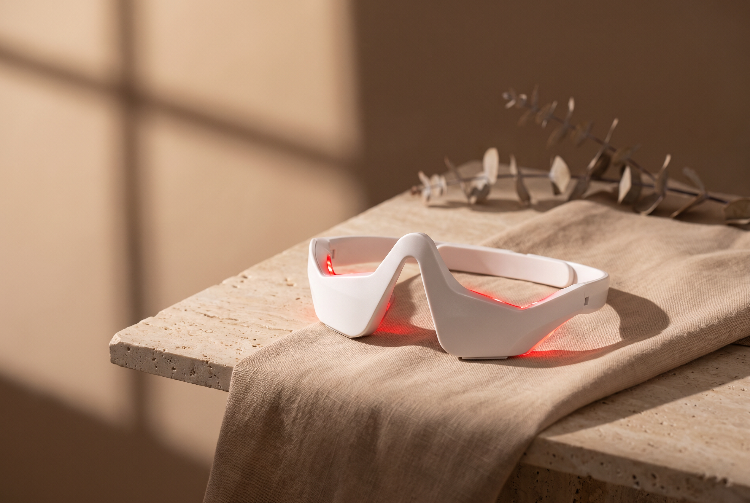 De Velveux Oog Massager op warm beige linnen in ochtendlicht