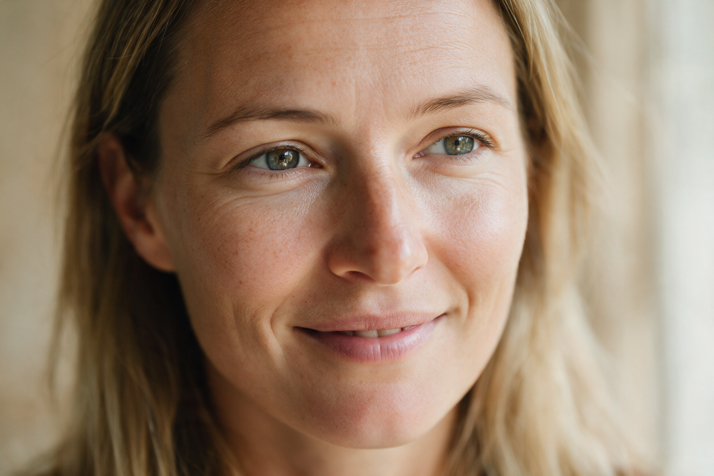 Vrouw zonder make-up in ochtendlicht, uitgeruste oogzone