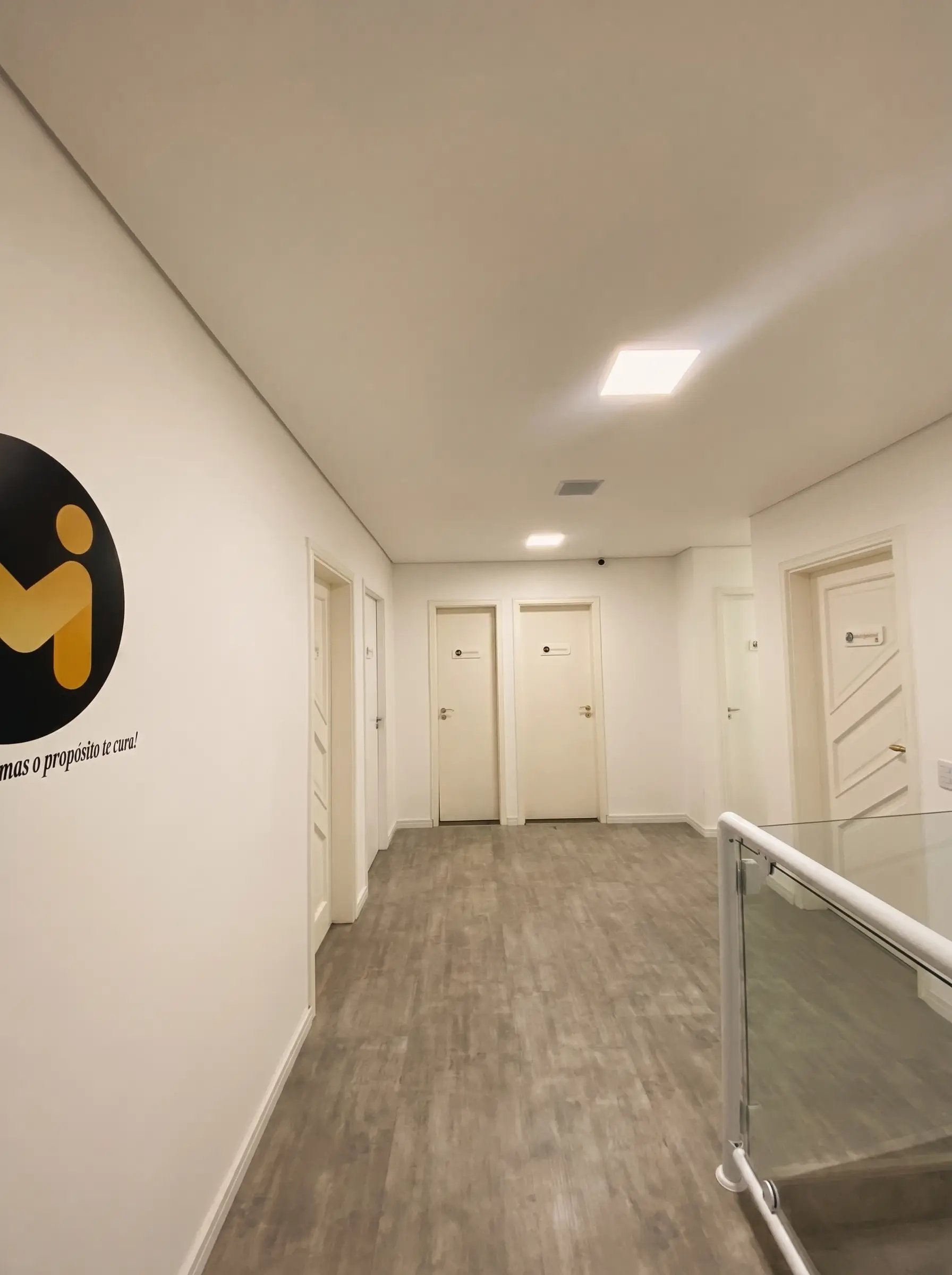 Corredor interno com a marca IIM