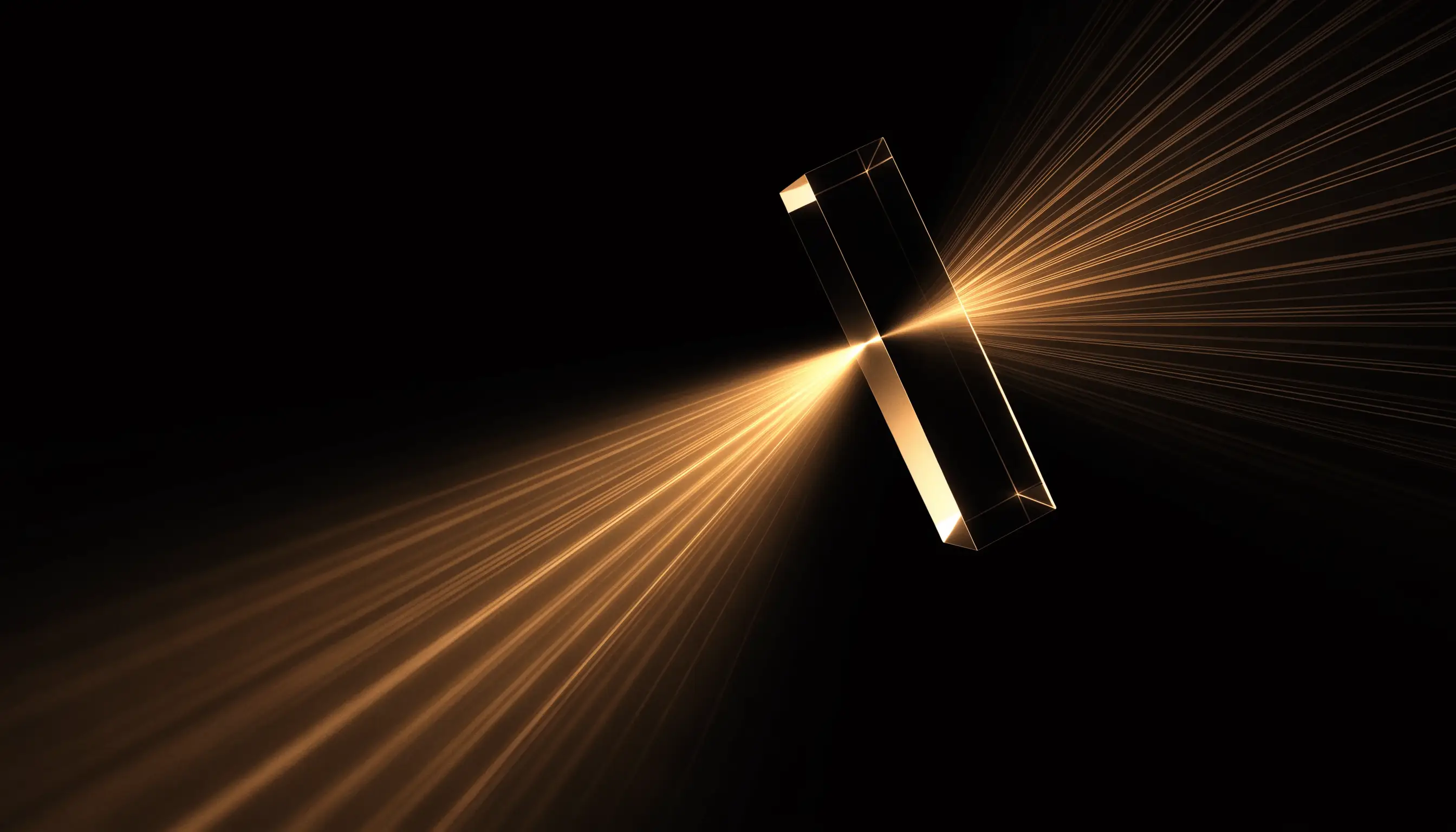 Feixe de luz dourada atravessando um prisma escuro e se dividindo em vários raios finos, sobre fundo preto