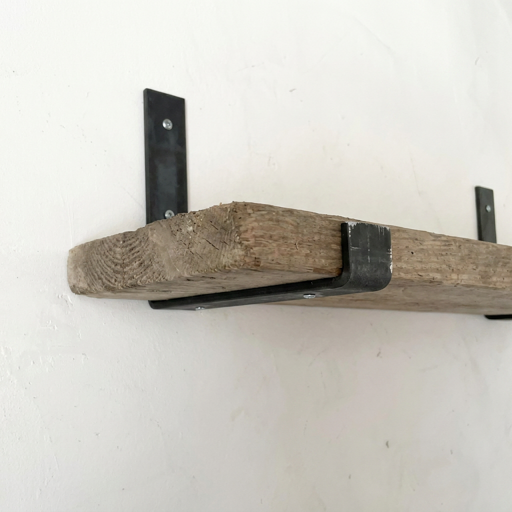 Steel curved lip scaffold shelf bracket