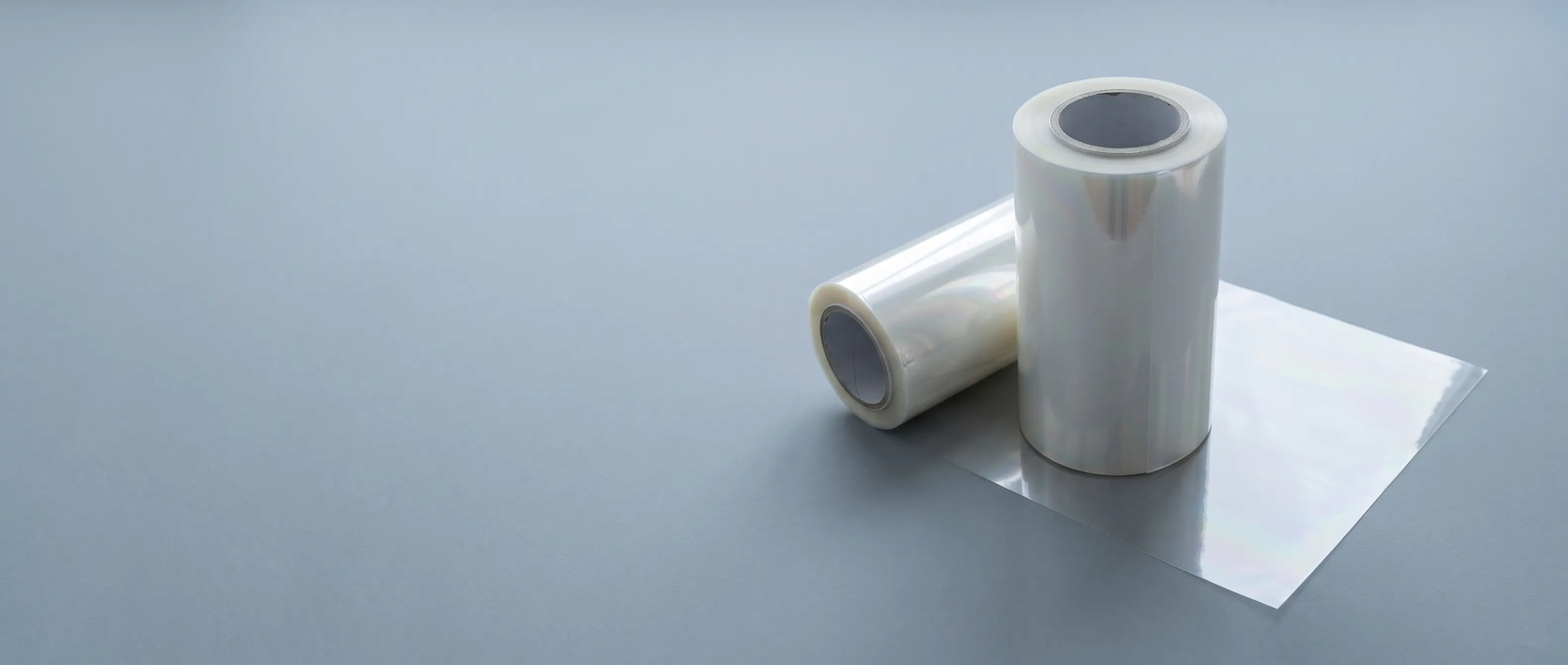 Clear PET lidding film carrying an invisible AlOx / SiOx ceramic barrier coating — transparent, microwaveable, mono-PET recyclable