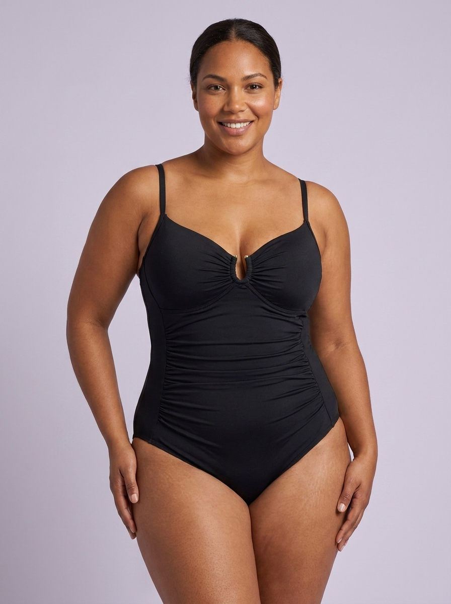 Femme aux formes, bien maintenue dans l AquaSculpt