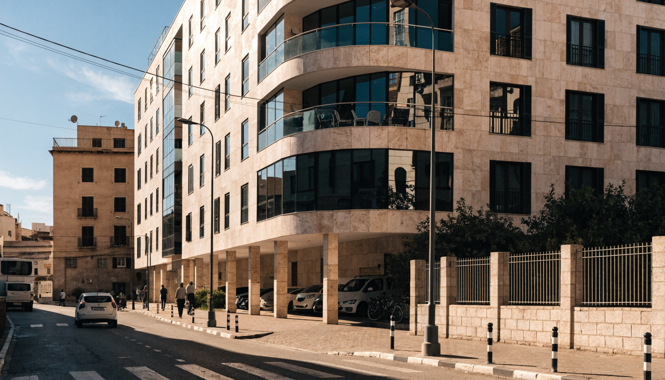 Construire un immeuble de rapport au Maroc : budget, rentabilité et démarches 1 Immeuble résidentiel moderne dans une ville marocaine