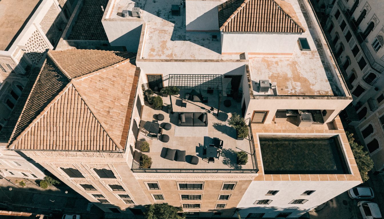 Toiture au Maroc : tuiles, dalle ou toit-terrasse, comment choisir en 2026 ? 1 Toiture terrasse et tuiles d'une maison moderne au Maroc