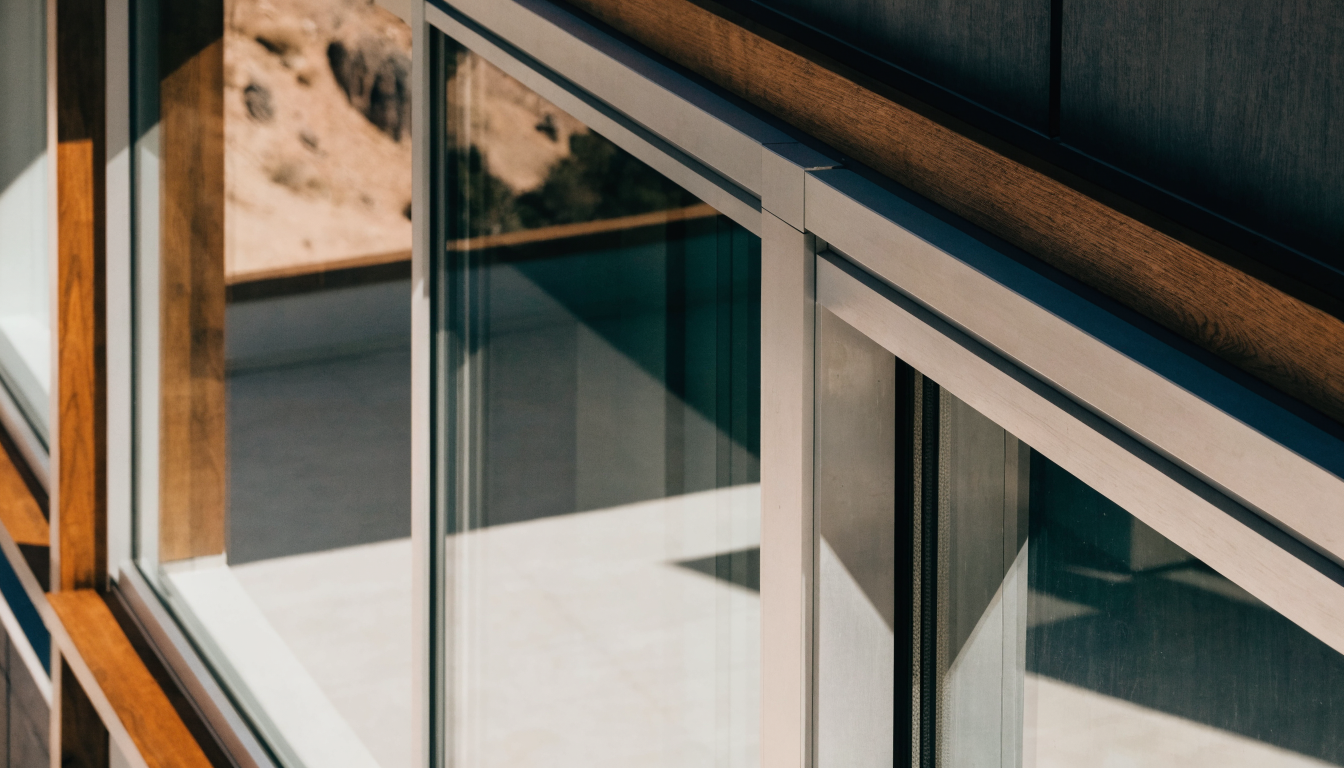 Menuiserie aluminium, PVC ou bois au Maroc : prix et performance en 2026 1 Fenetres en aluminium et bois sur une maison contemporaine