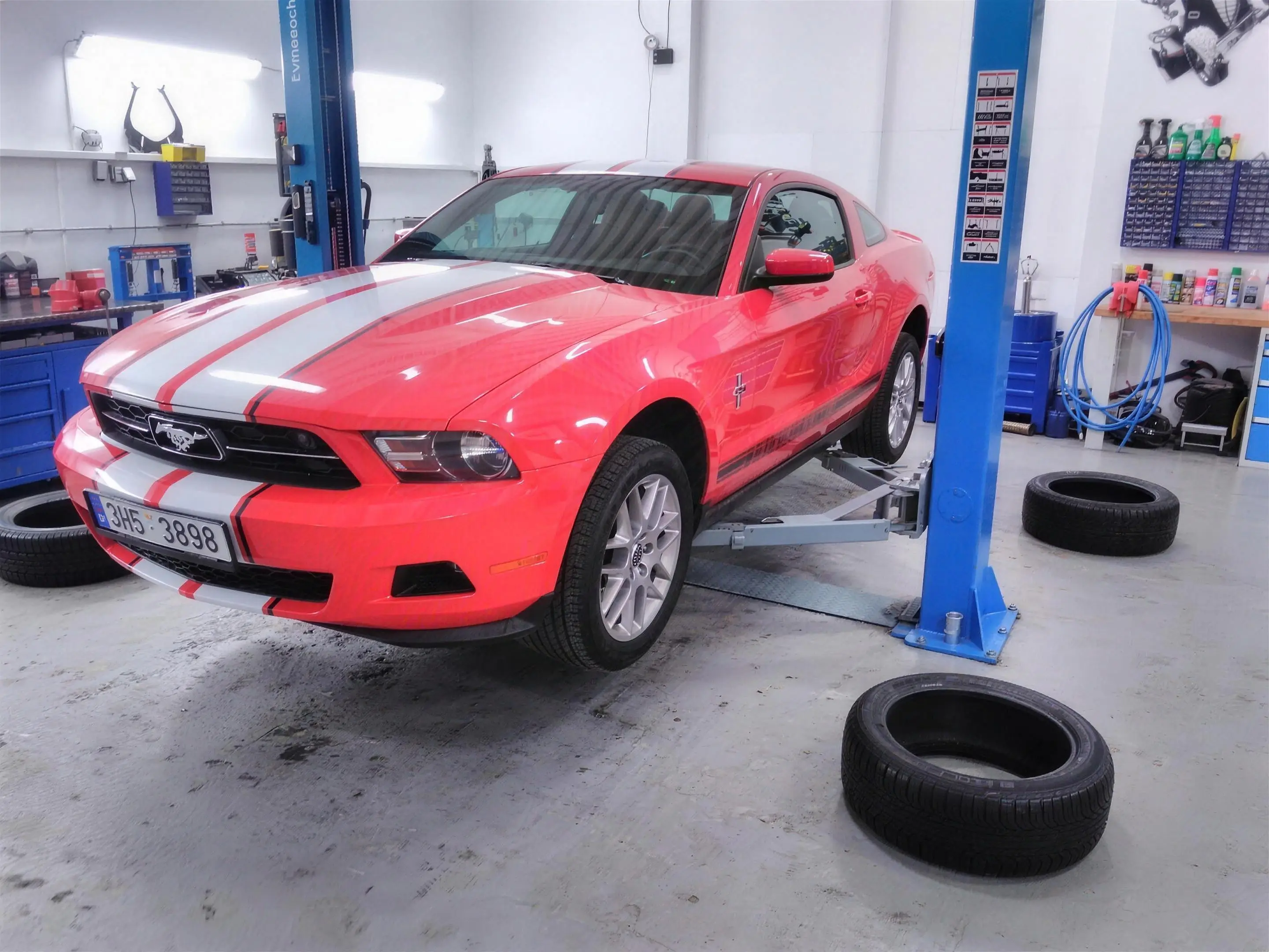 Autoservis K&K Team Hořice — Ford Mustang na zvedáku