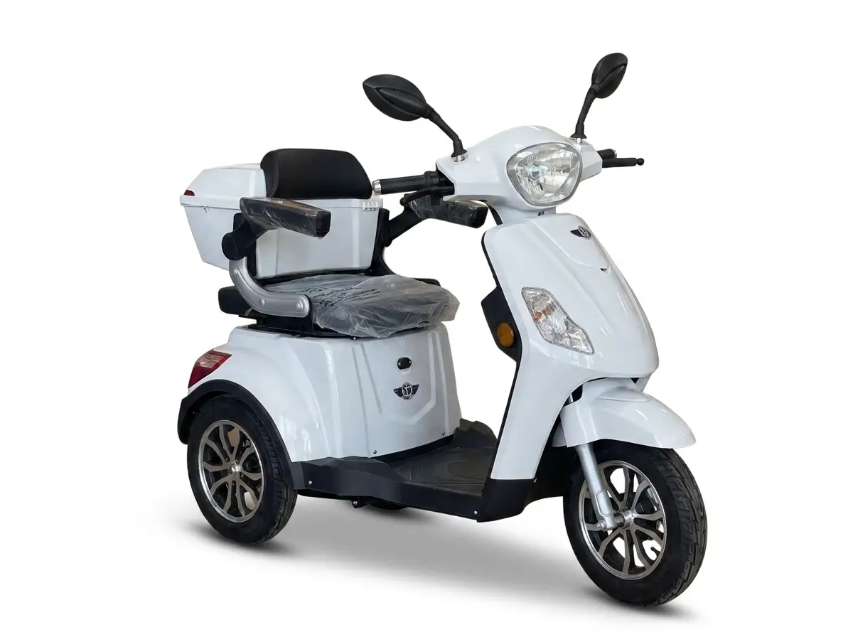 Triciclo elétrico de carga Sousa Plus 600W, modelo que costuma se enquadrar como ciclomotor por ter acelerador e motor mais potente