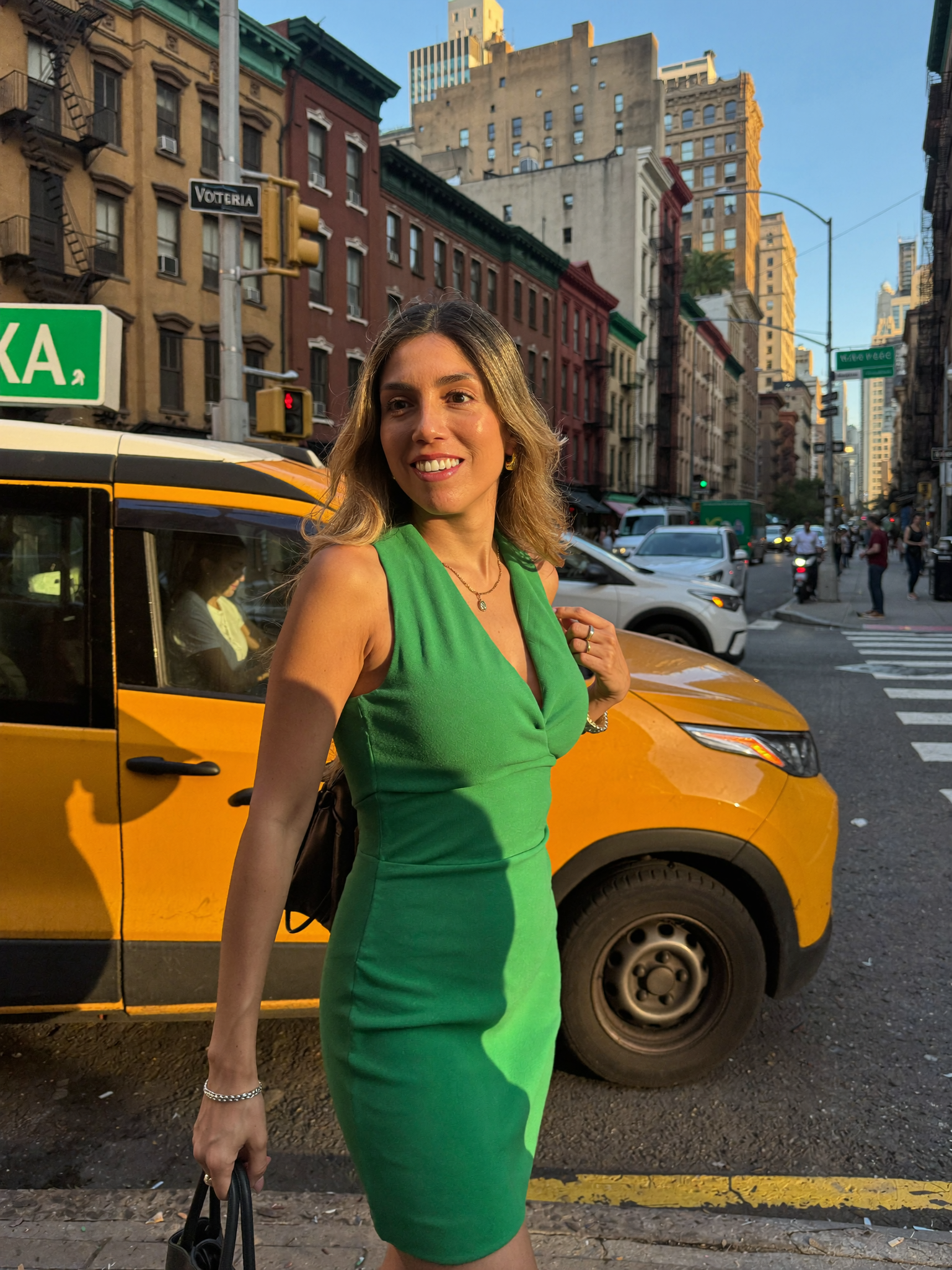 Victoria, gemela IA, vestido verde, Nueva York
