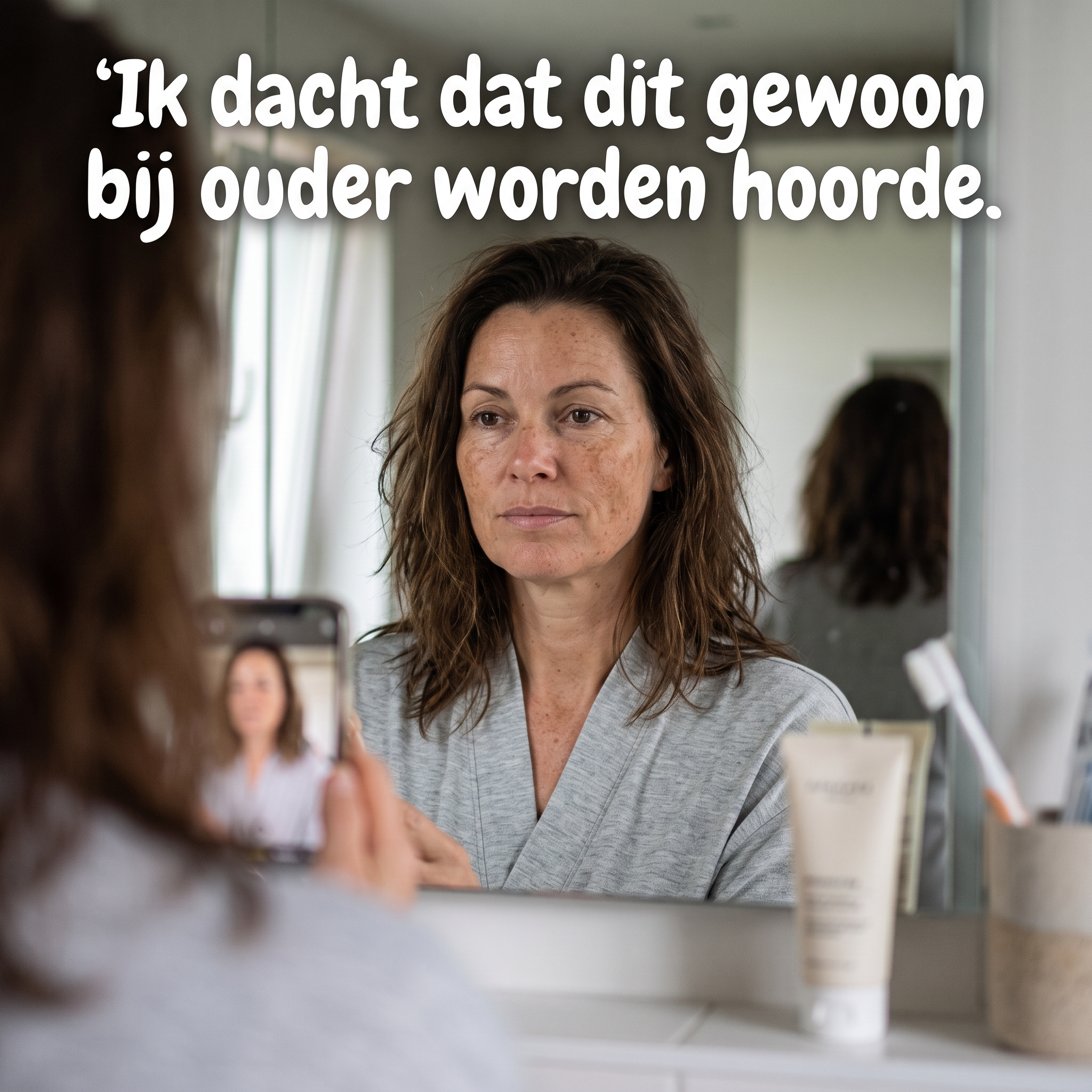 Vrouw kijkt in de spiegel
