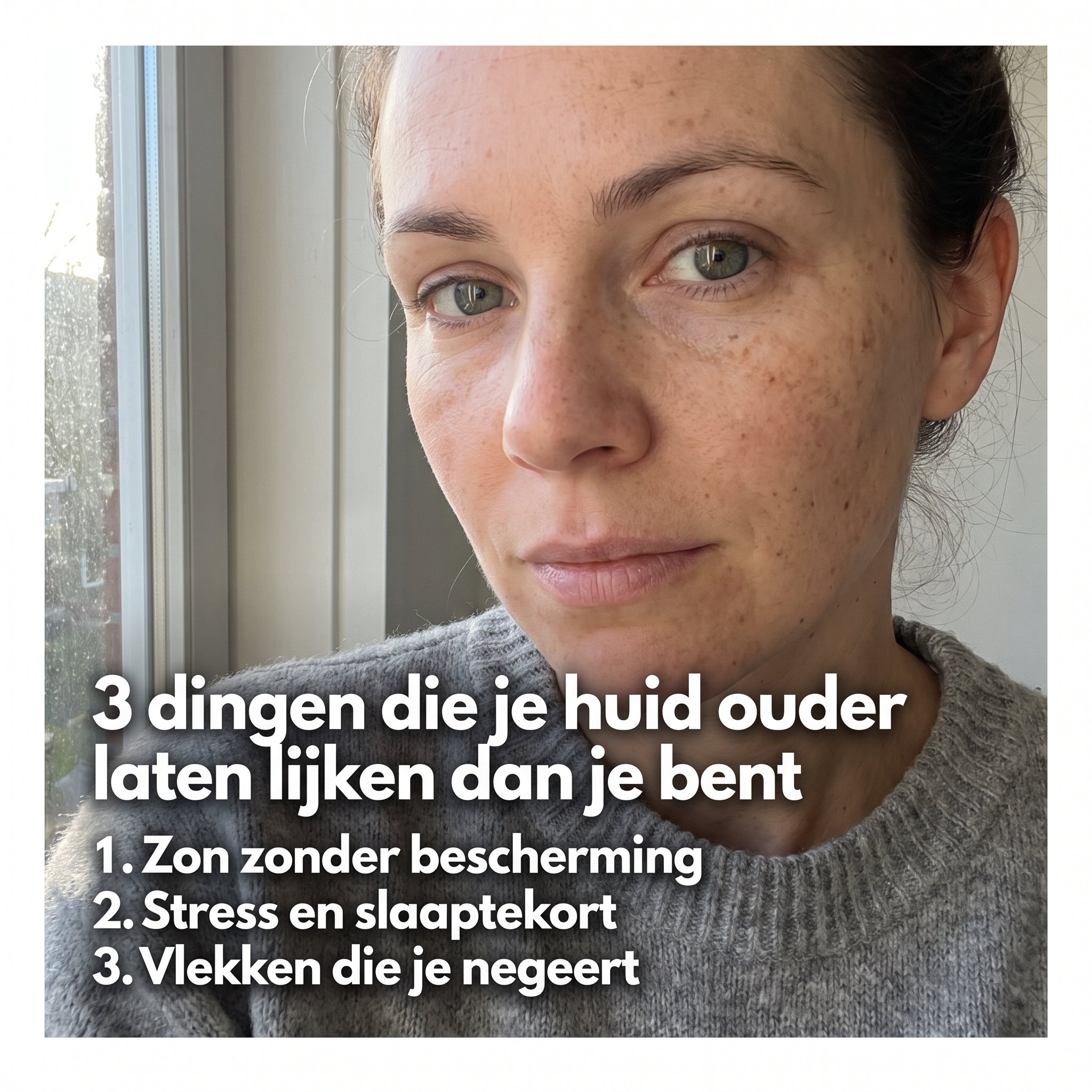 Vrouw kijkt in de camera