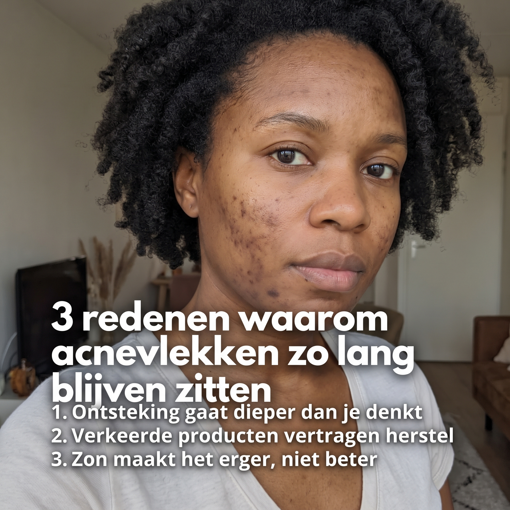 Vrouw kijkt in de camera
