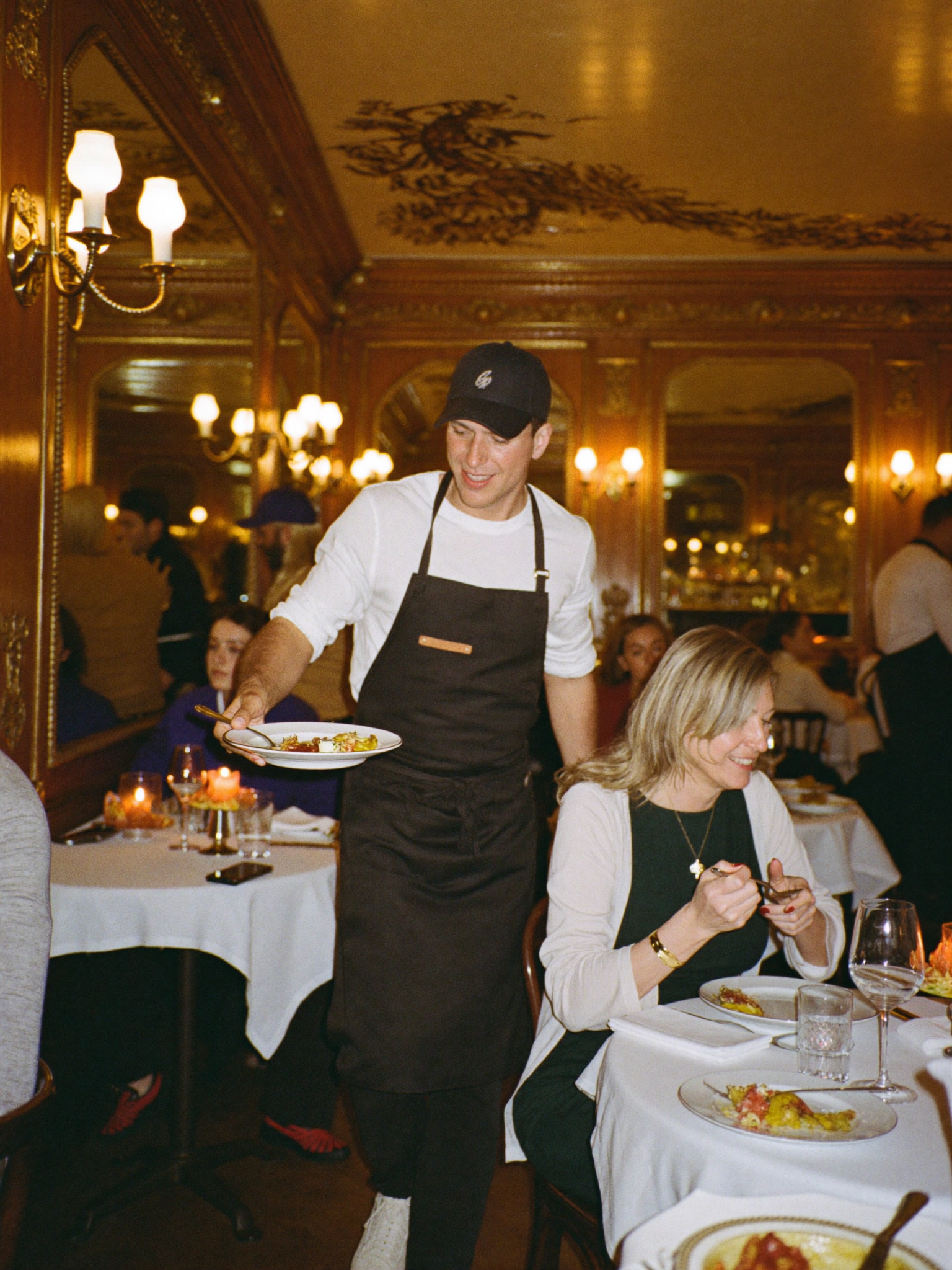 Service en salle dans une brasserie parisienne