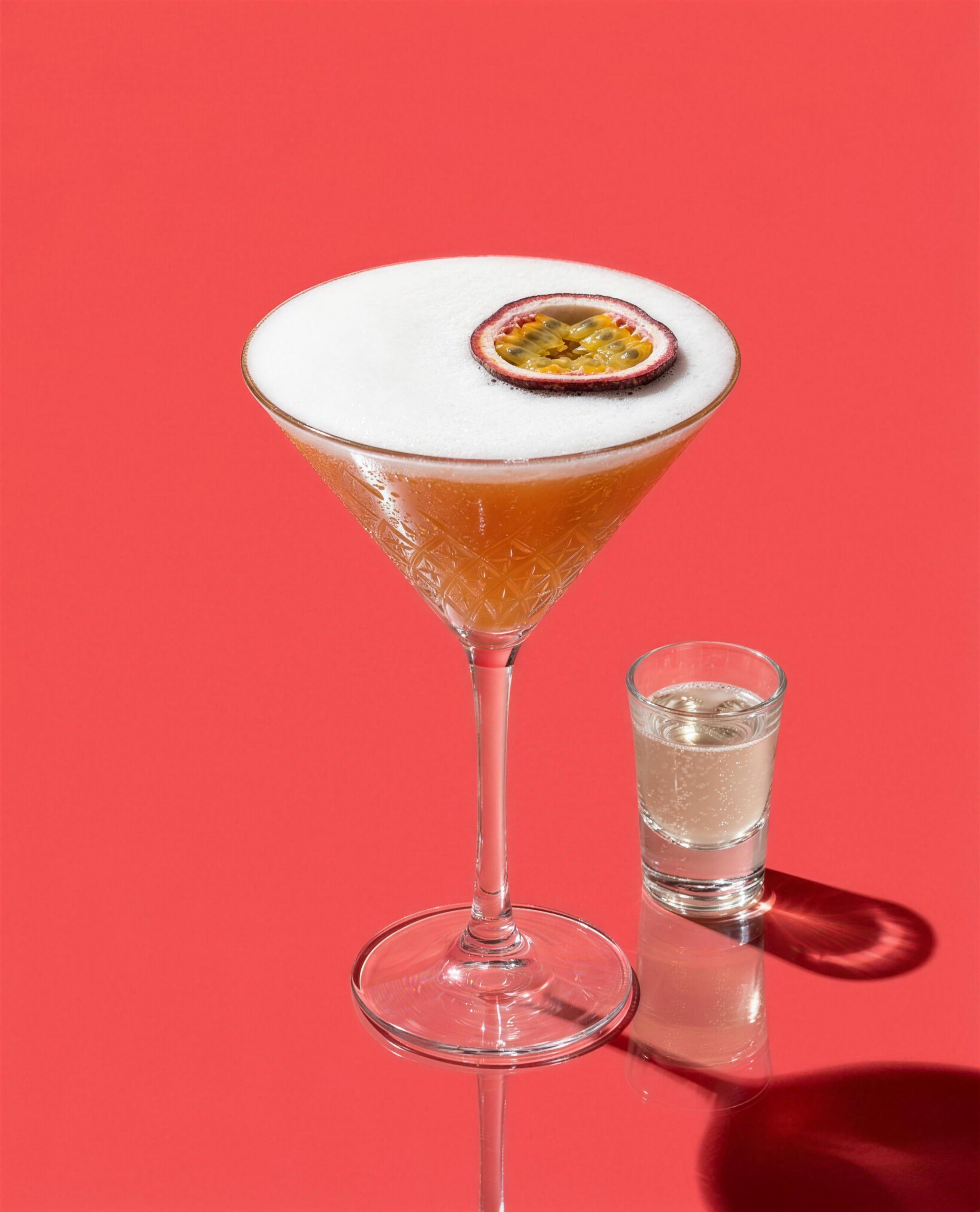 Pornstar martini cocktail met passievrucht en shot prosecco