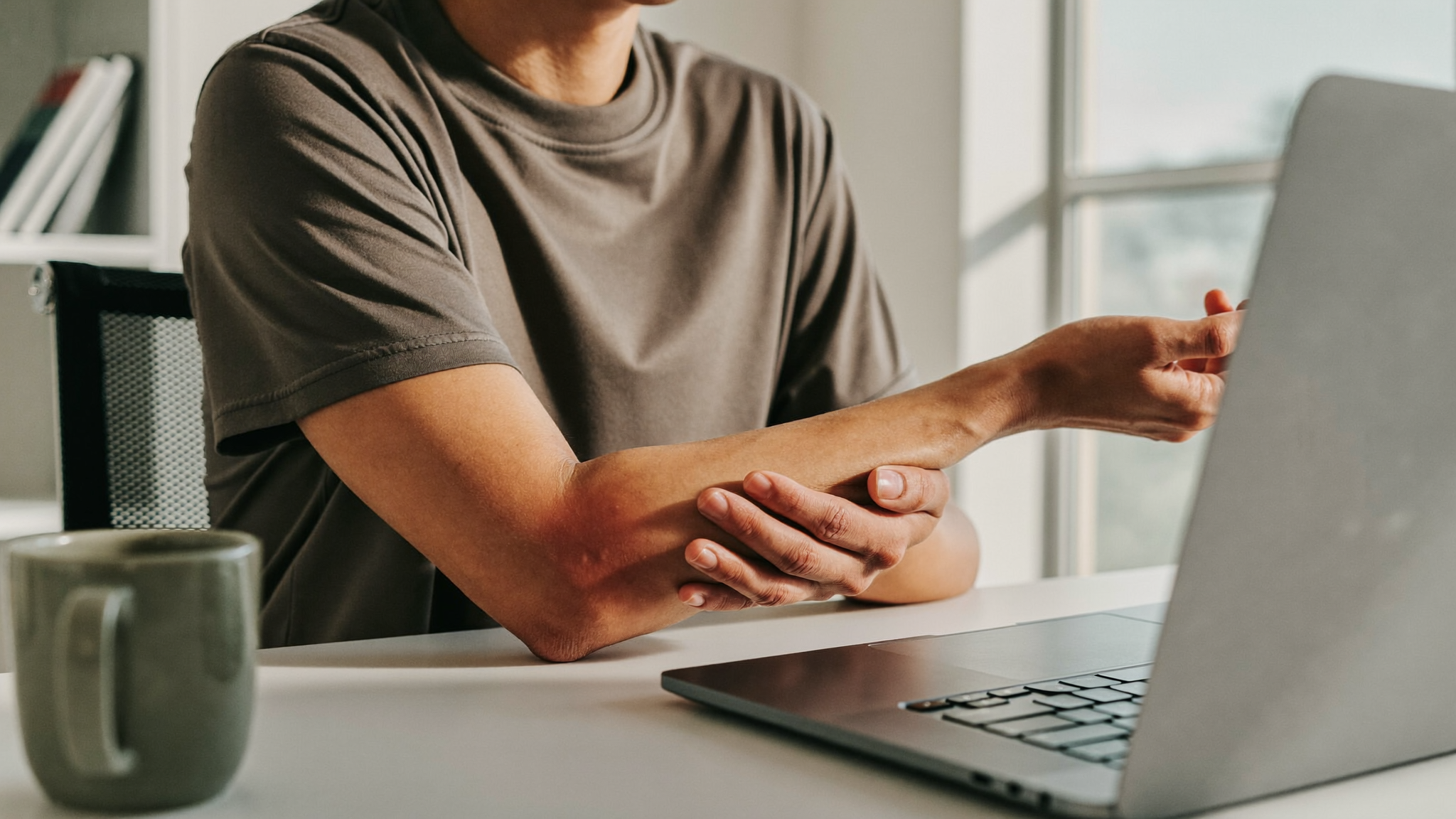 Thoracic Outlet Syndrom (TOS): Das Rätsel hinter dem eingeschlafenen Arm 4 Frau greift sich bei eingeschlafenem Arm an die Schulter – Symptom eines Thoracic Outlet Syndroms