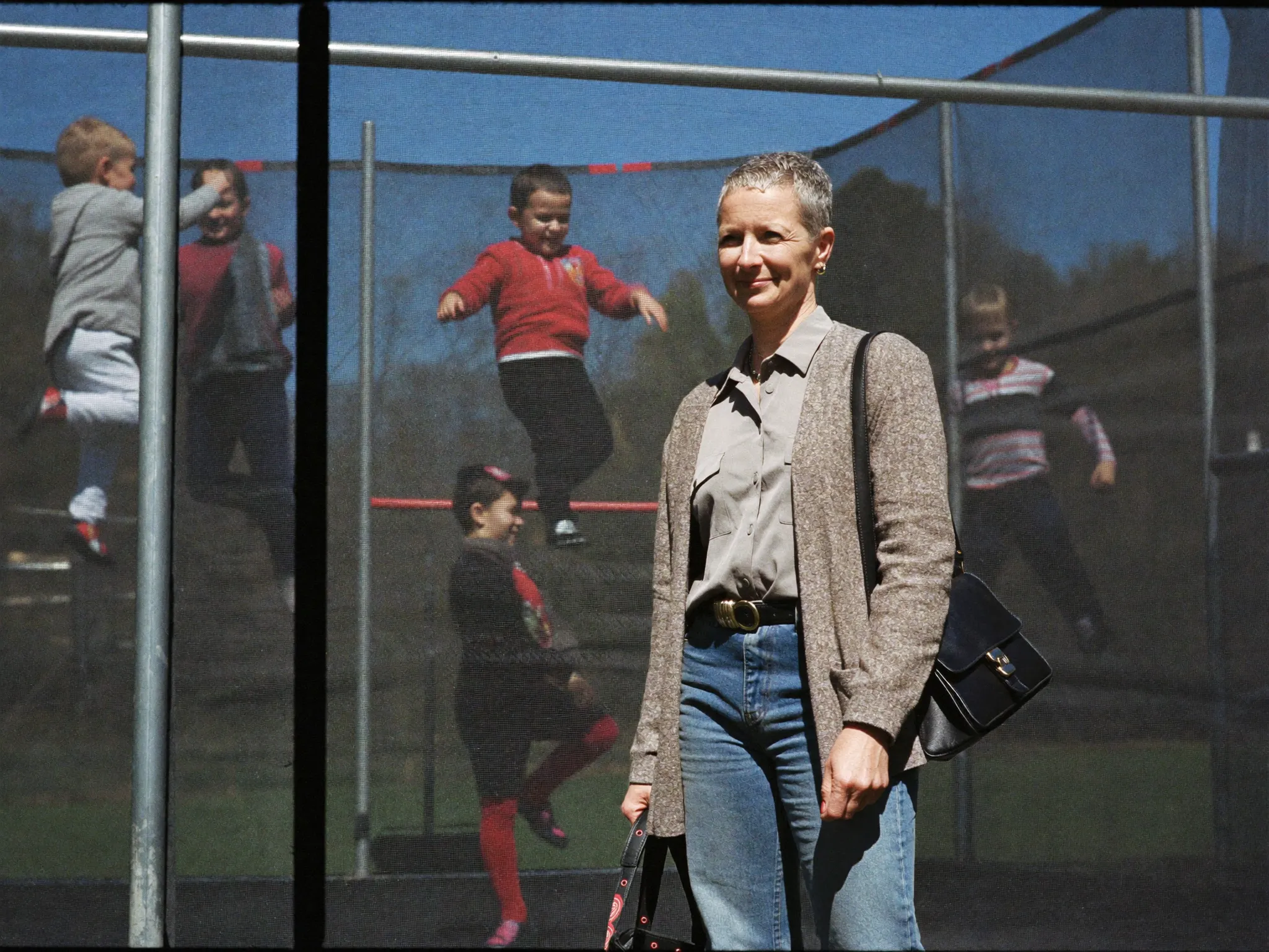 Trampolinen med børnene — men du bliver stående ved siden af