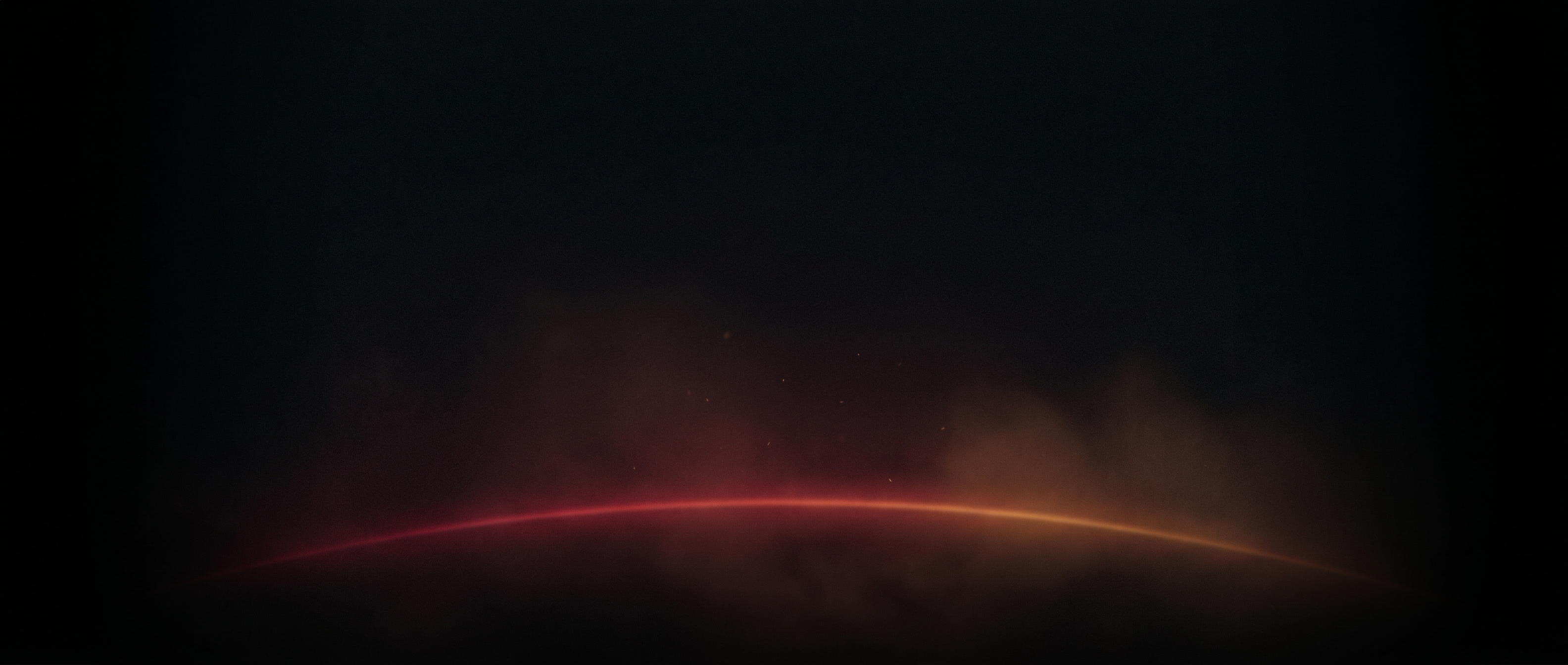 Dunkler Horizont mit glühendem Lichtbogen