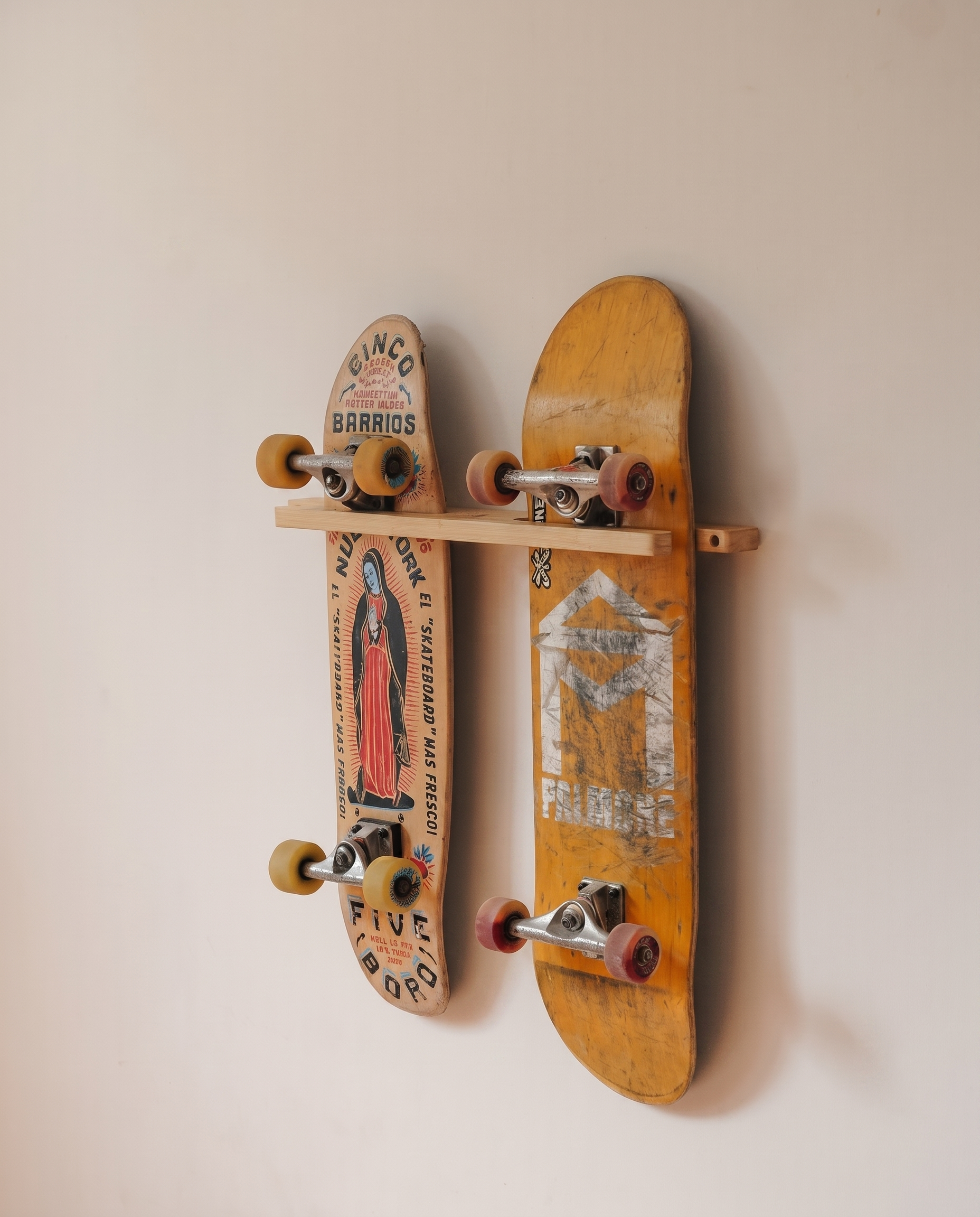 Deux skateboards montés côte à côte sur le support mural double en bambou