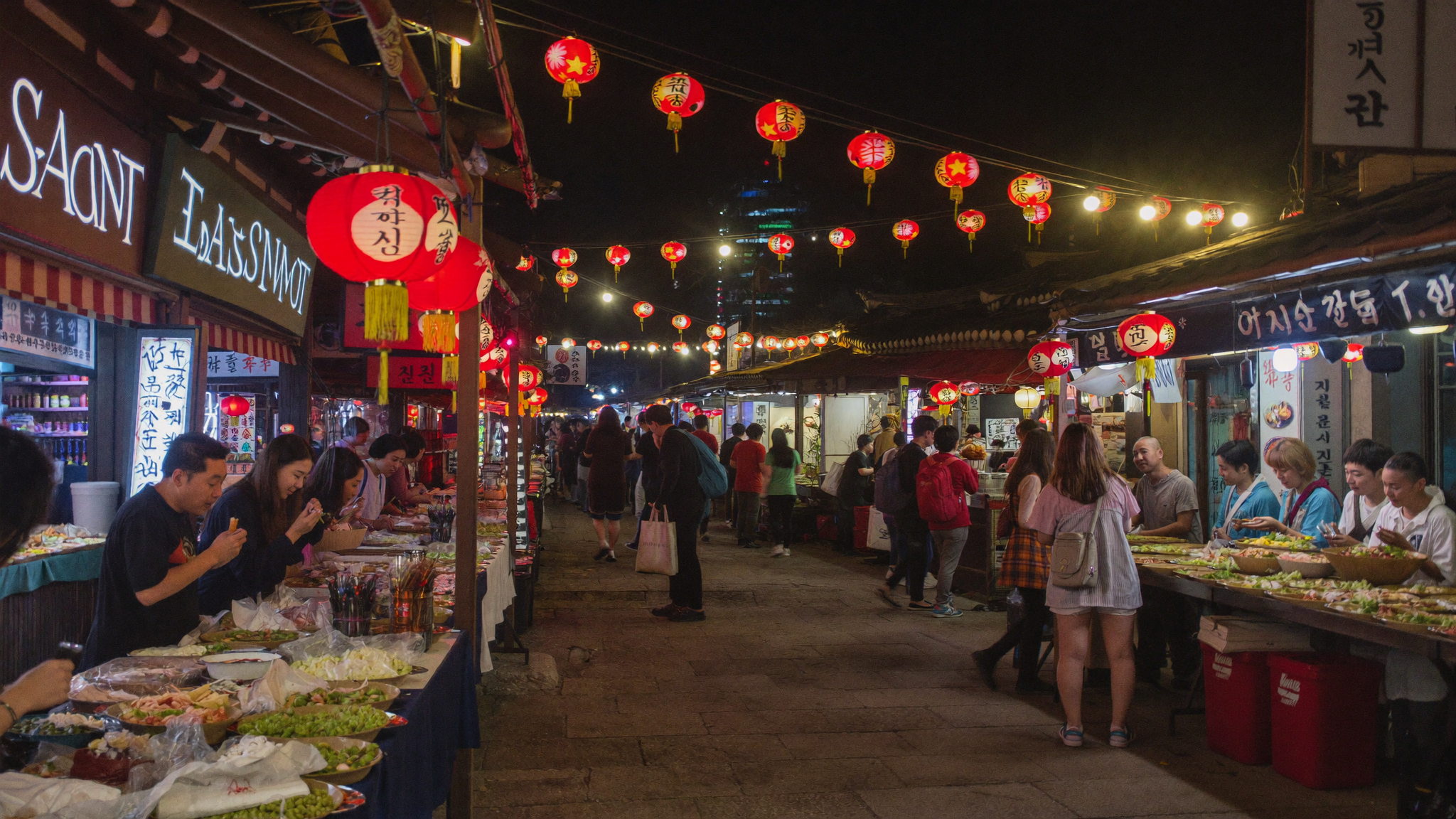 Jeonju travel guide - street food night market with lanterns in Jeonju Hanok Village