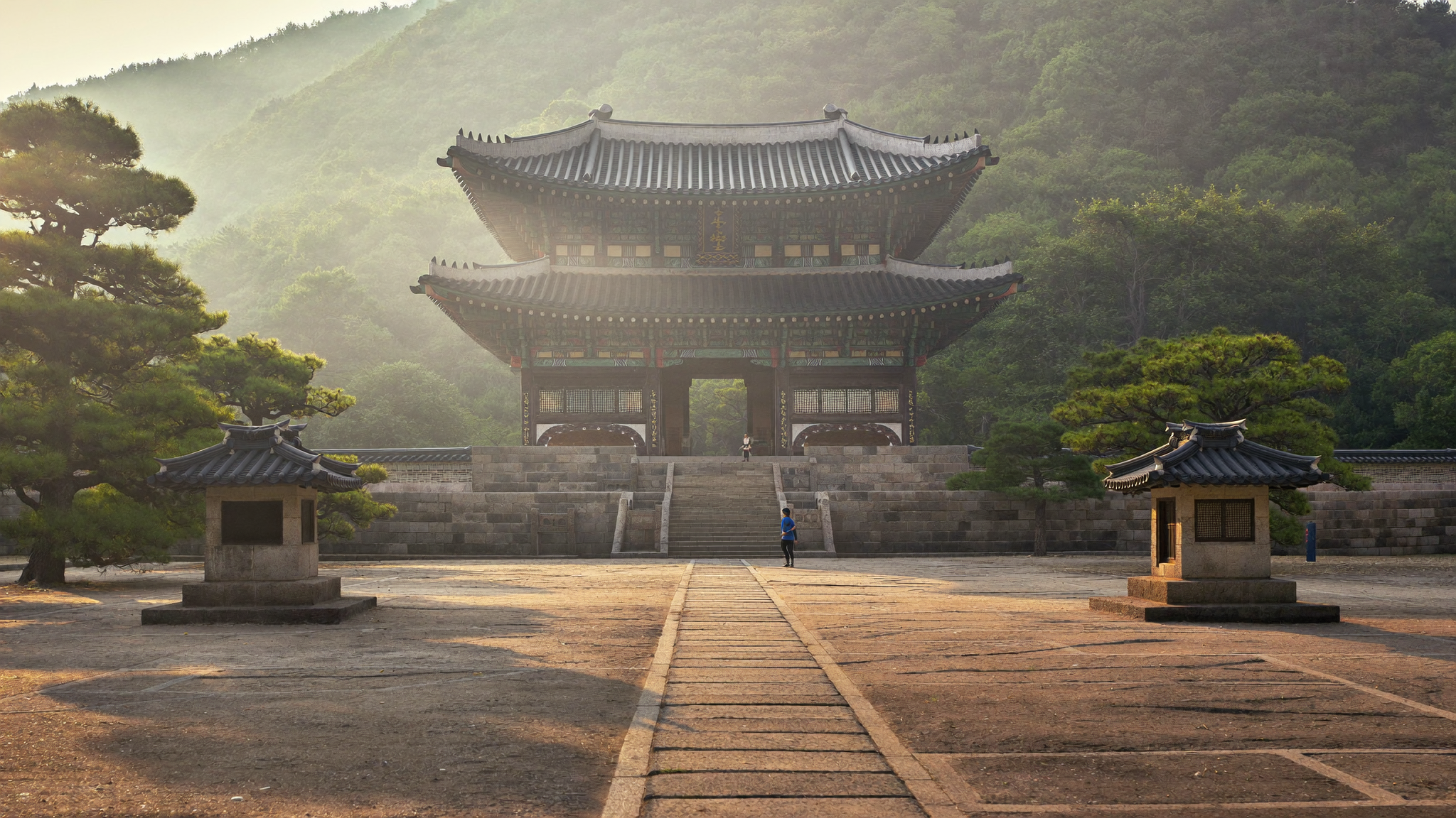 Jeonju travel guide - Gyeonggijeon Shrine historic Joseon dynasty courtyard
