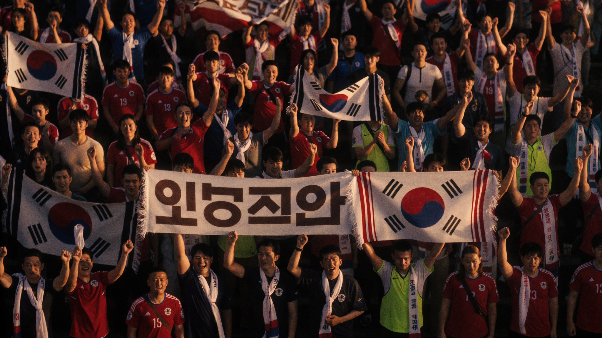 韩国球迷在仁川机场迎接孙兴慜归来