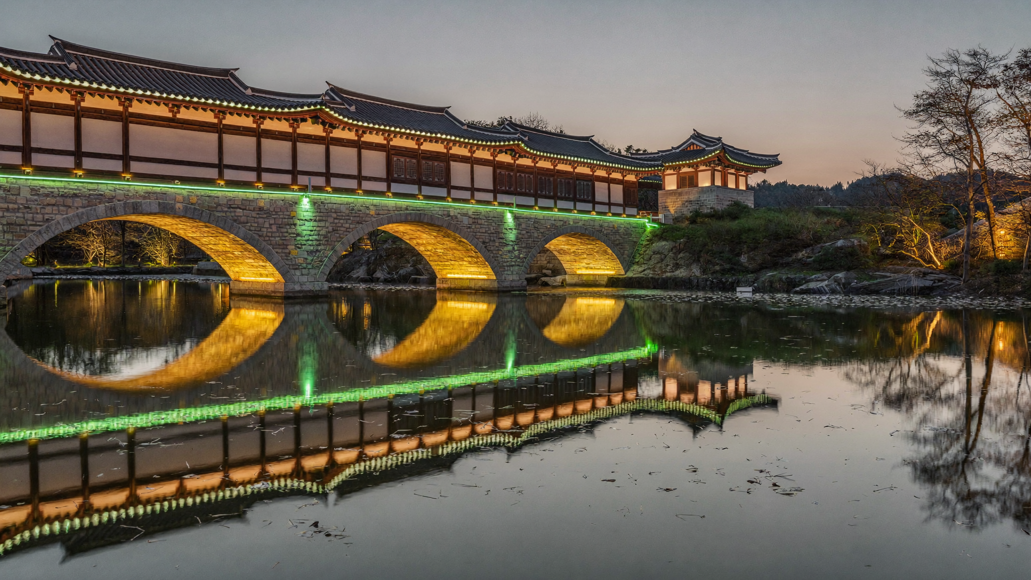 庆州月精桥夜景,灯光映藏美丽传统木桥倒映水中