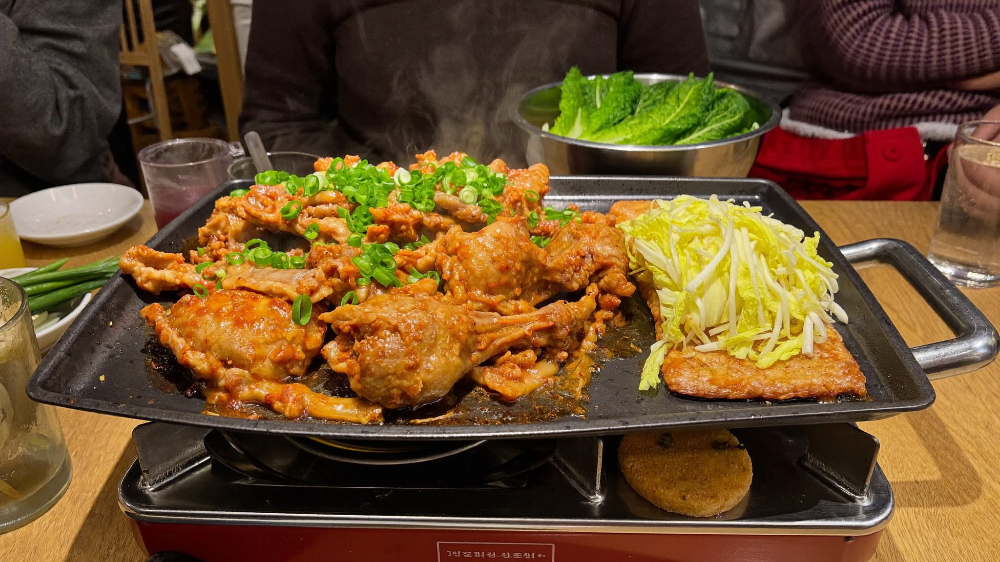 春川旅行ガイド タッカルビの鉄板料理