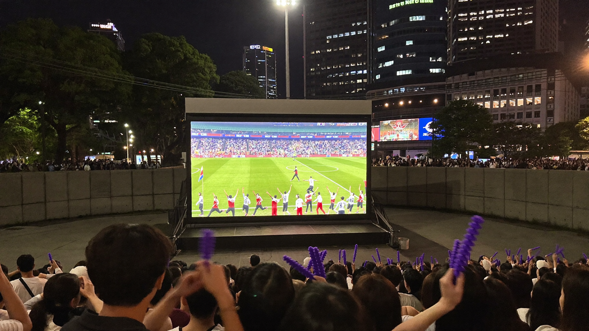 BTS W杯決勝の発表に歓喋するファンたち - 韓国国旗と紫のペンライト