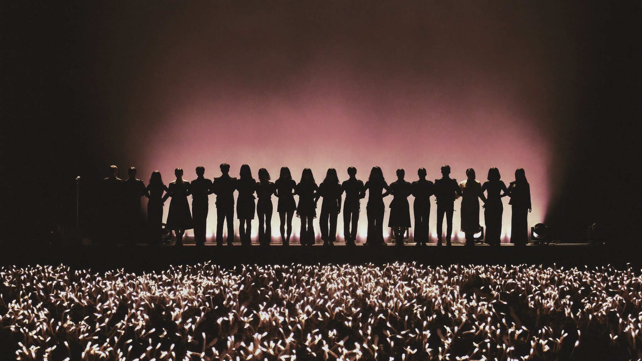 SEVENTEEN Pledis续约 13人制K-pop团体团结舞台与应援棒海洋