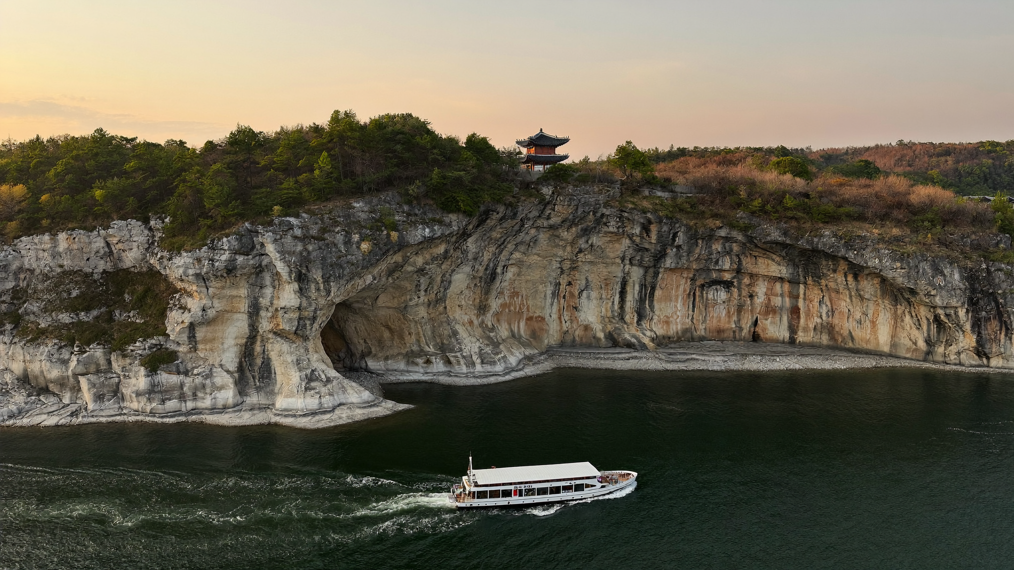 Buyeo travel guide - Nakhwaam Rock cliff along the Baengmagang River