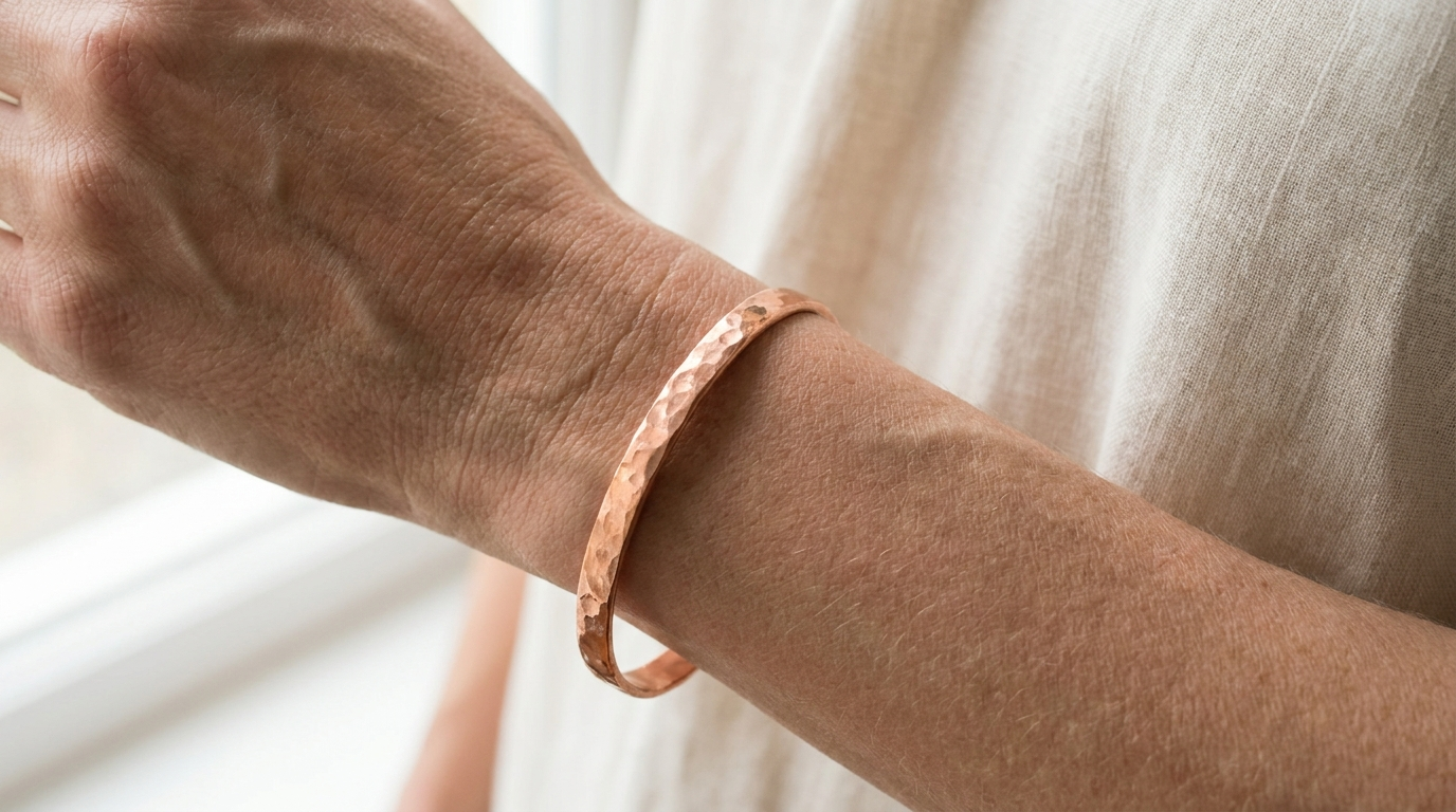 Un singolo bracciale di rame al polso