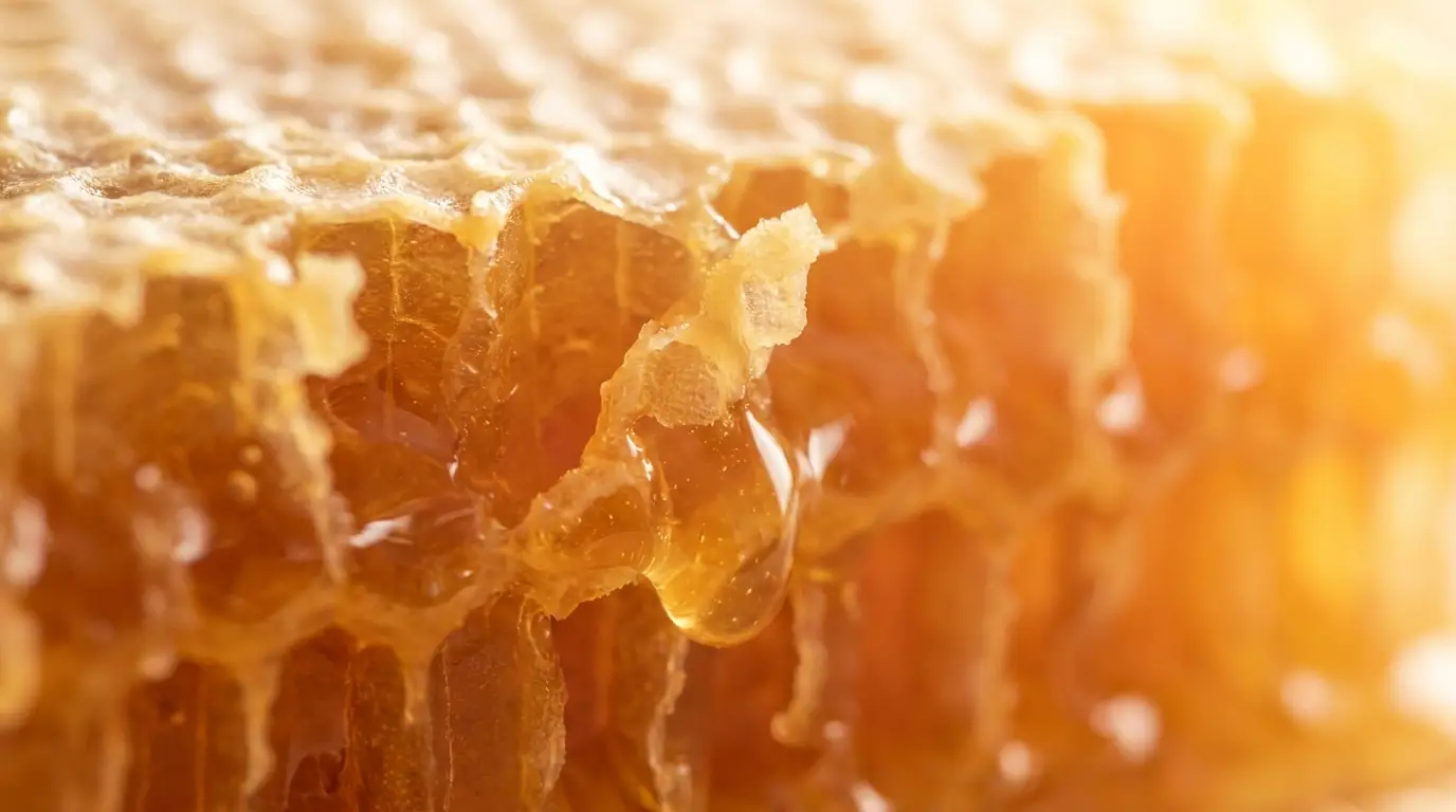 Texture dorée et friable en gros plan, tons ambrés chauds